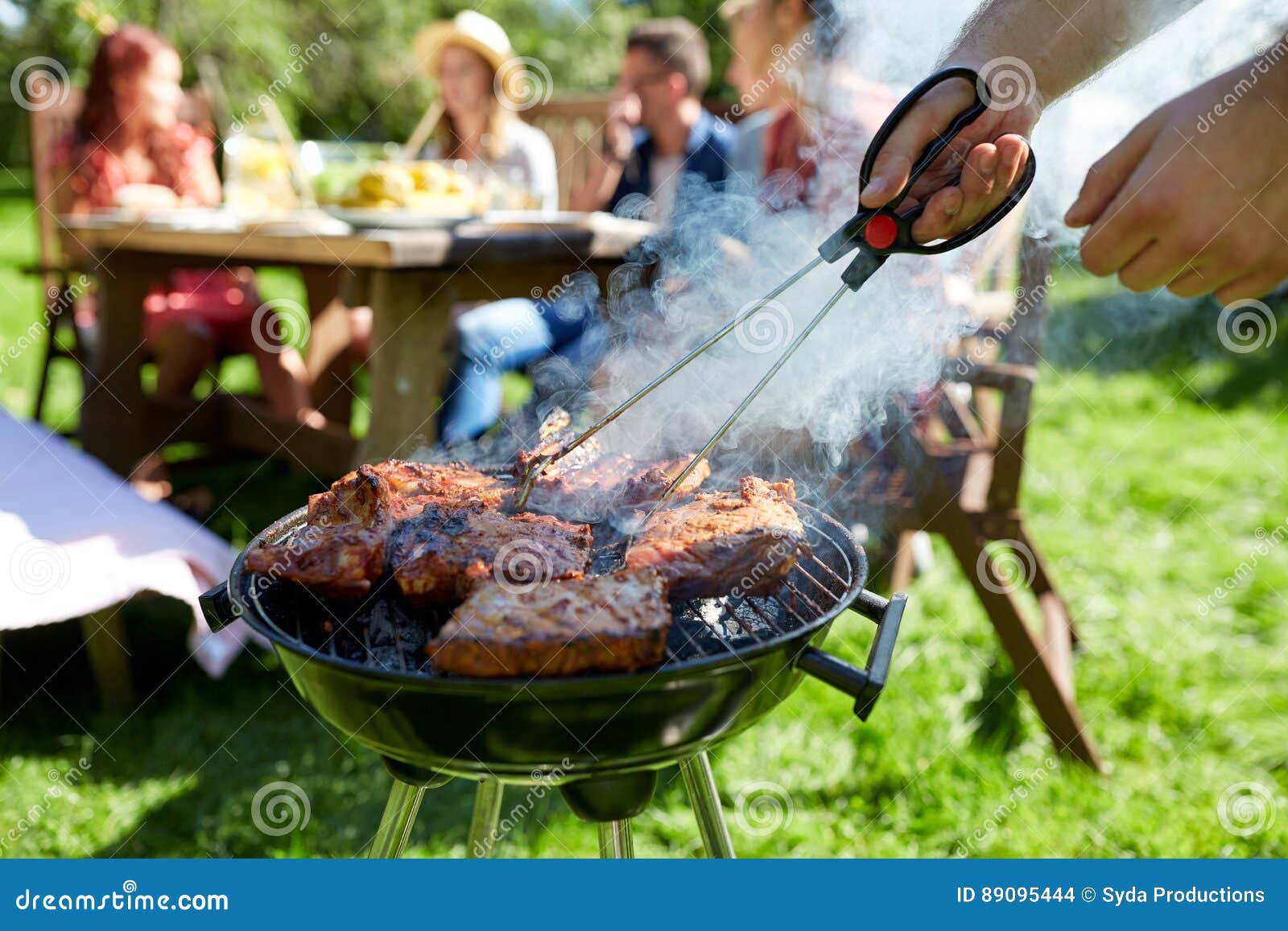 Hombre Que Cocina La Carne En Parrilla De La Barbacoa En El