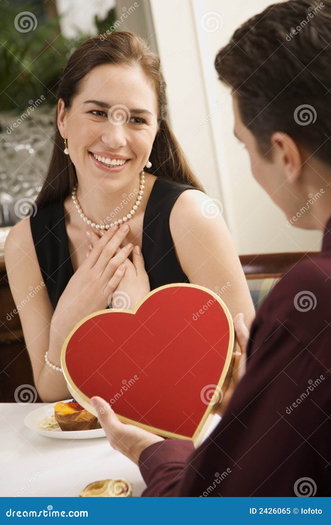 Hombre Que Da a La Tarjeta Del Día De San Valentín De La Mujer. Imagen de  archivo - Imagen de mitad, amor: 2426065