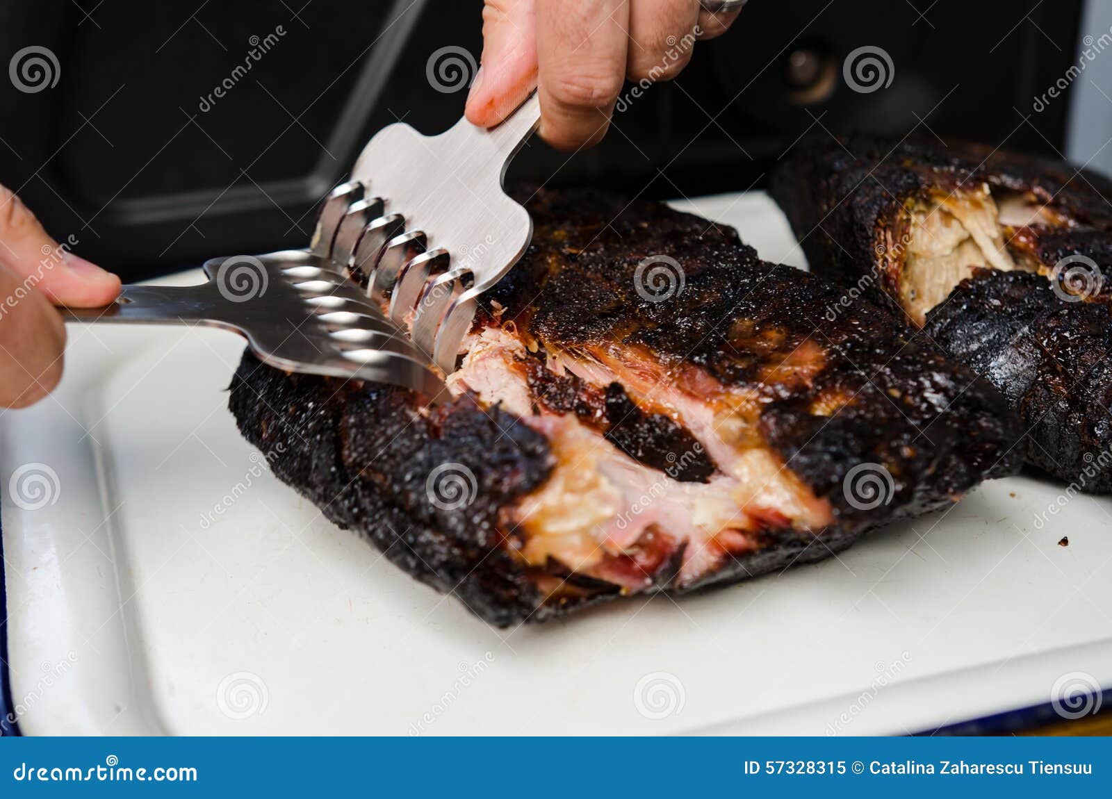 Hombre Que Destroza Carne De Cerdo Con Las Garras Especiales Imagen de archivo - Imagen de corte, manos: 57328315