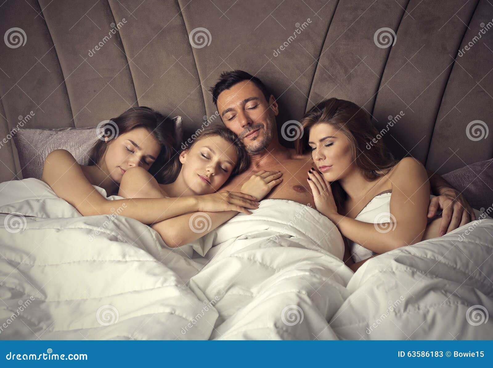 https://thumbs.dreamstime.com/z/hombre-que-duerme-con-tres-mujeres-63586183.jpg