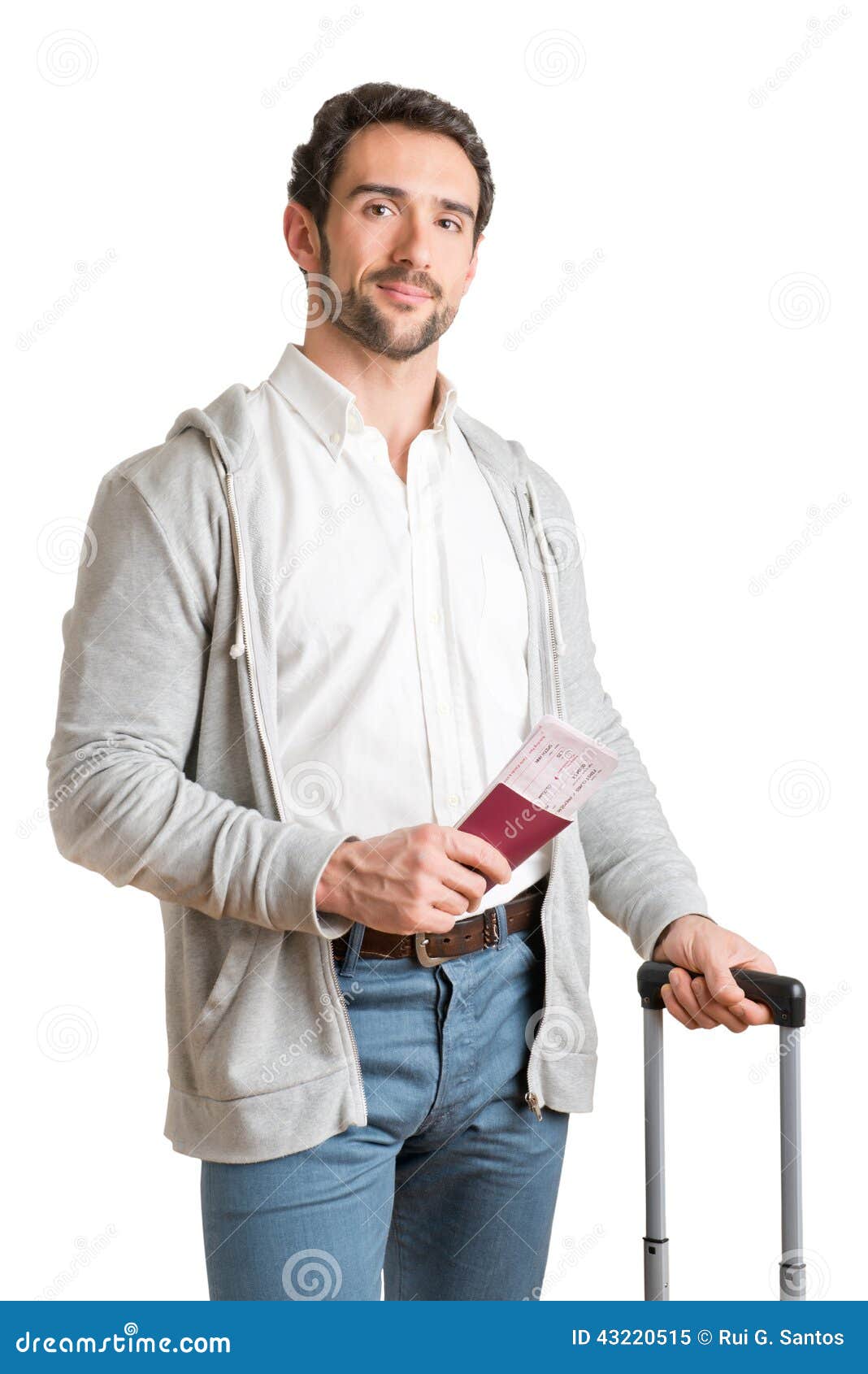 Hombre que espera en un aeropuerto. Sirva esperar en un aeropuerto, celebrando los boletos, aislados en blanco