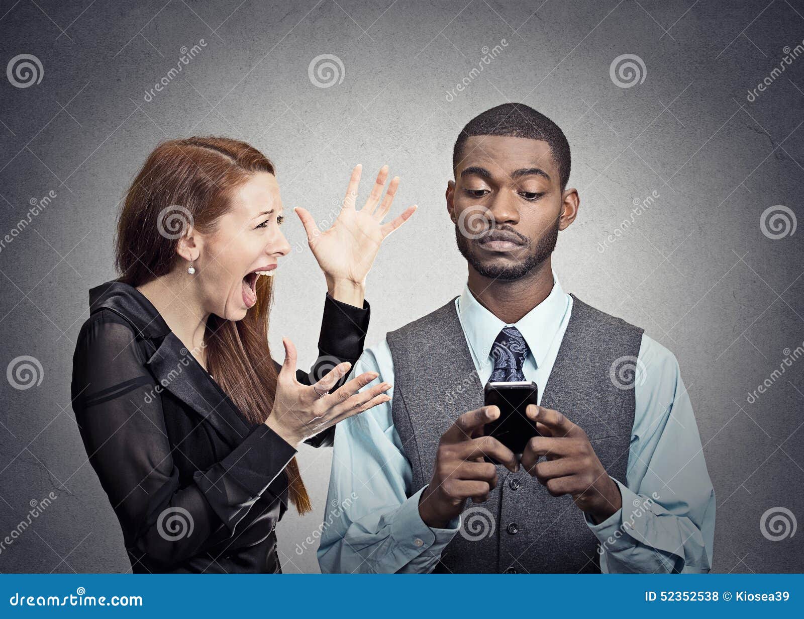 Hombre Que Ignora a La Mujer Obsesionada Con Smartphone Foto de archivo