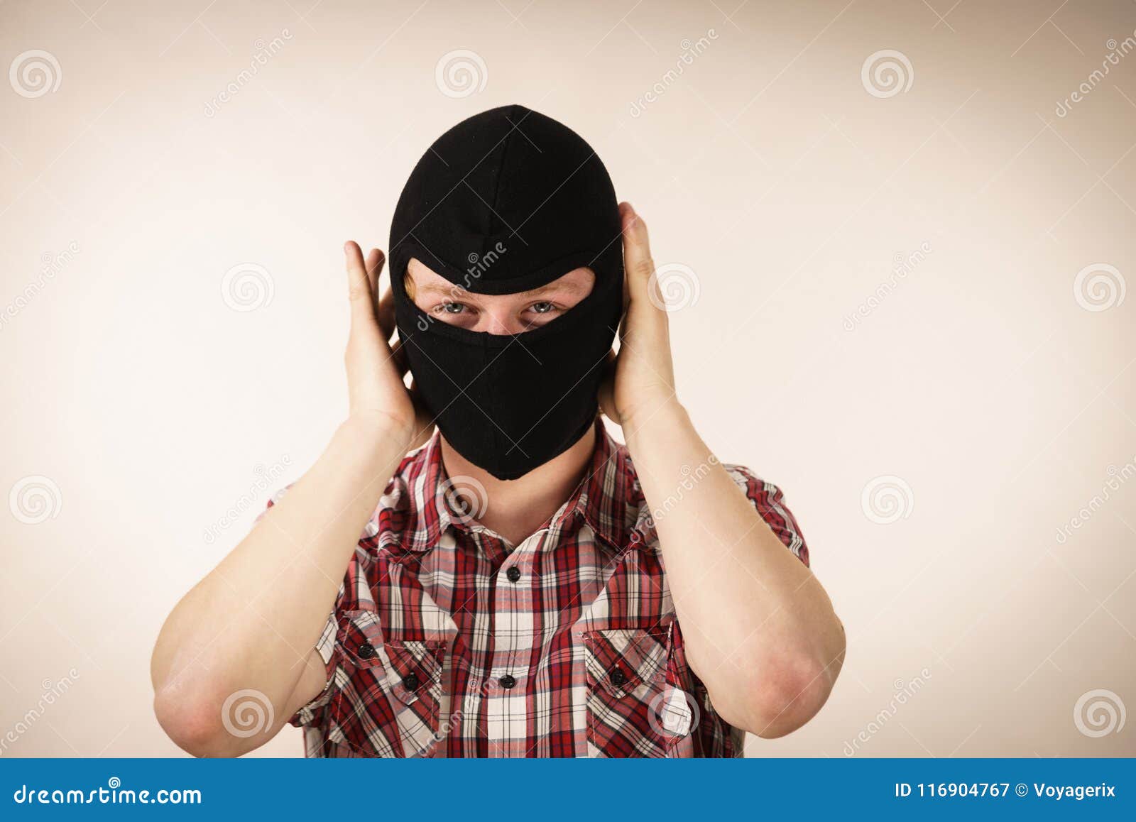 Hombre Que Lleva El Pasamontañas Negro Imagen de archivo - Imagen de robo,  asaltante: 116904767