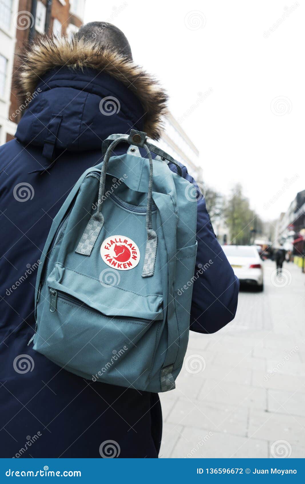 Hombre Que Lleva Una Mochila Fjallraven Kanken En Londres Fotografía editorial - Imagen de accesorio, mochila: 136596672