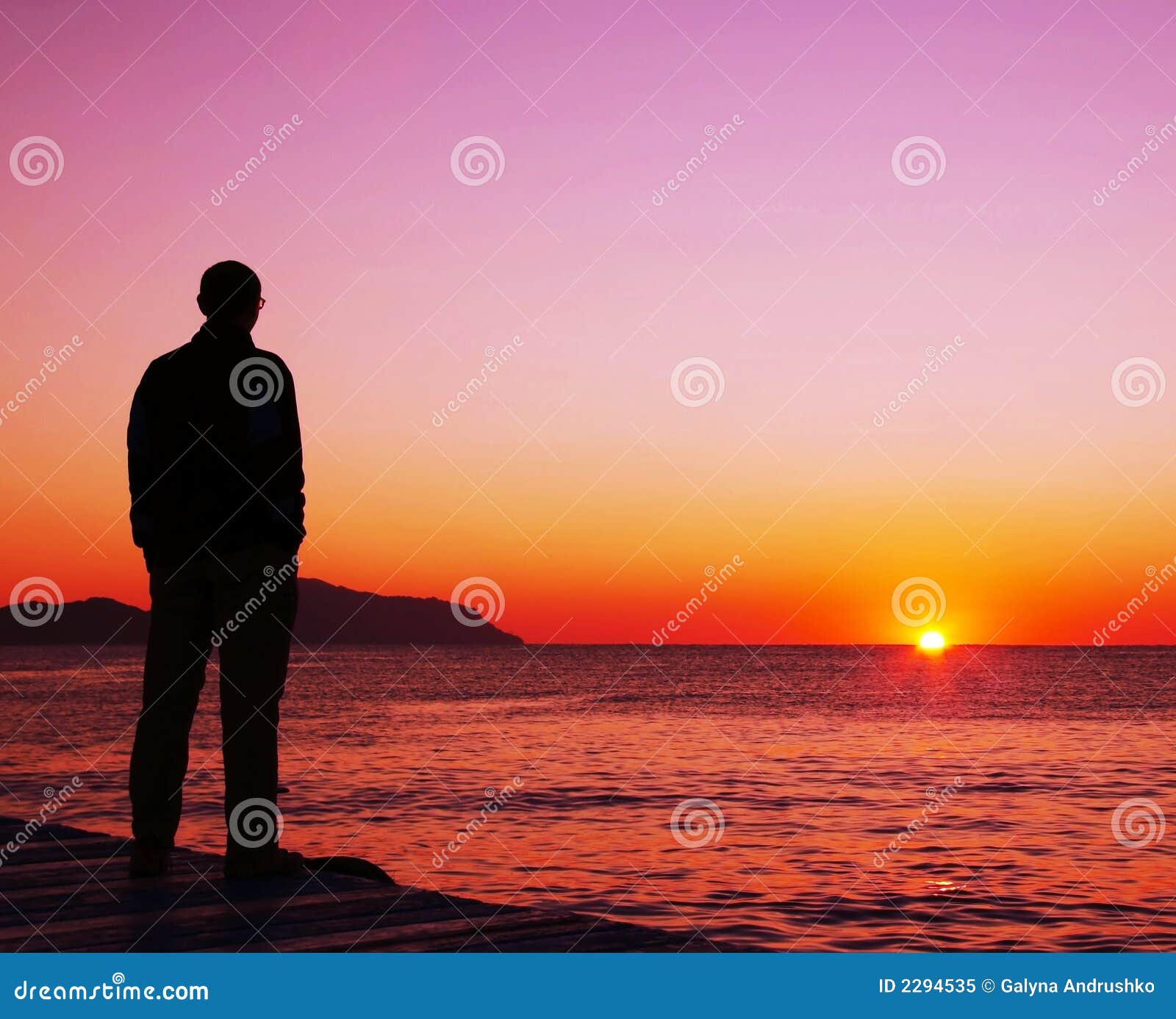 Hombre Que Mira En Puesta Del Sol Imagen de archivo - Imagen de azul