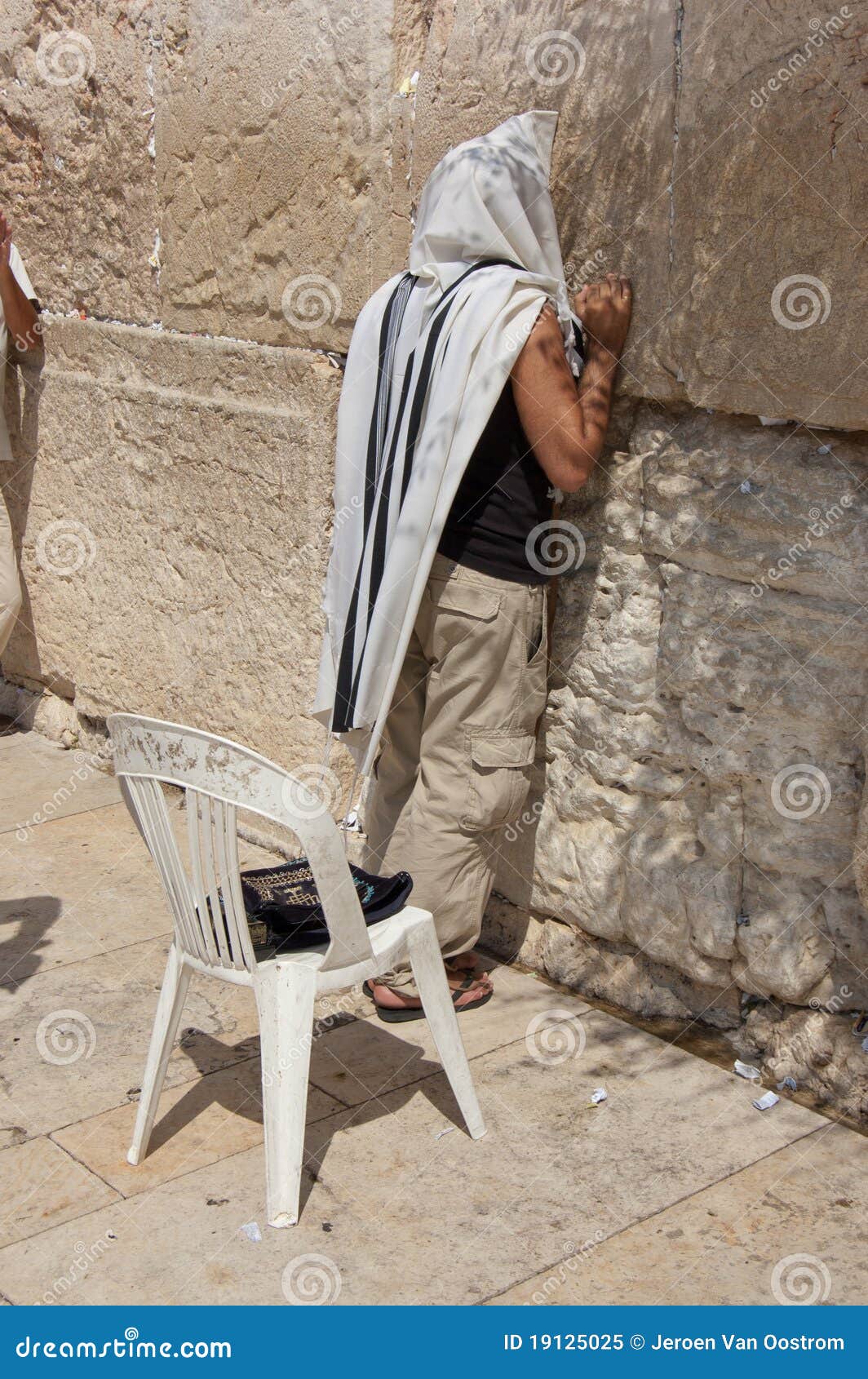 Hombre que ruega en la pared occidental en Jerusalén