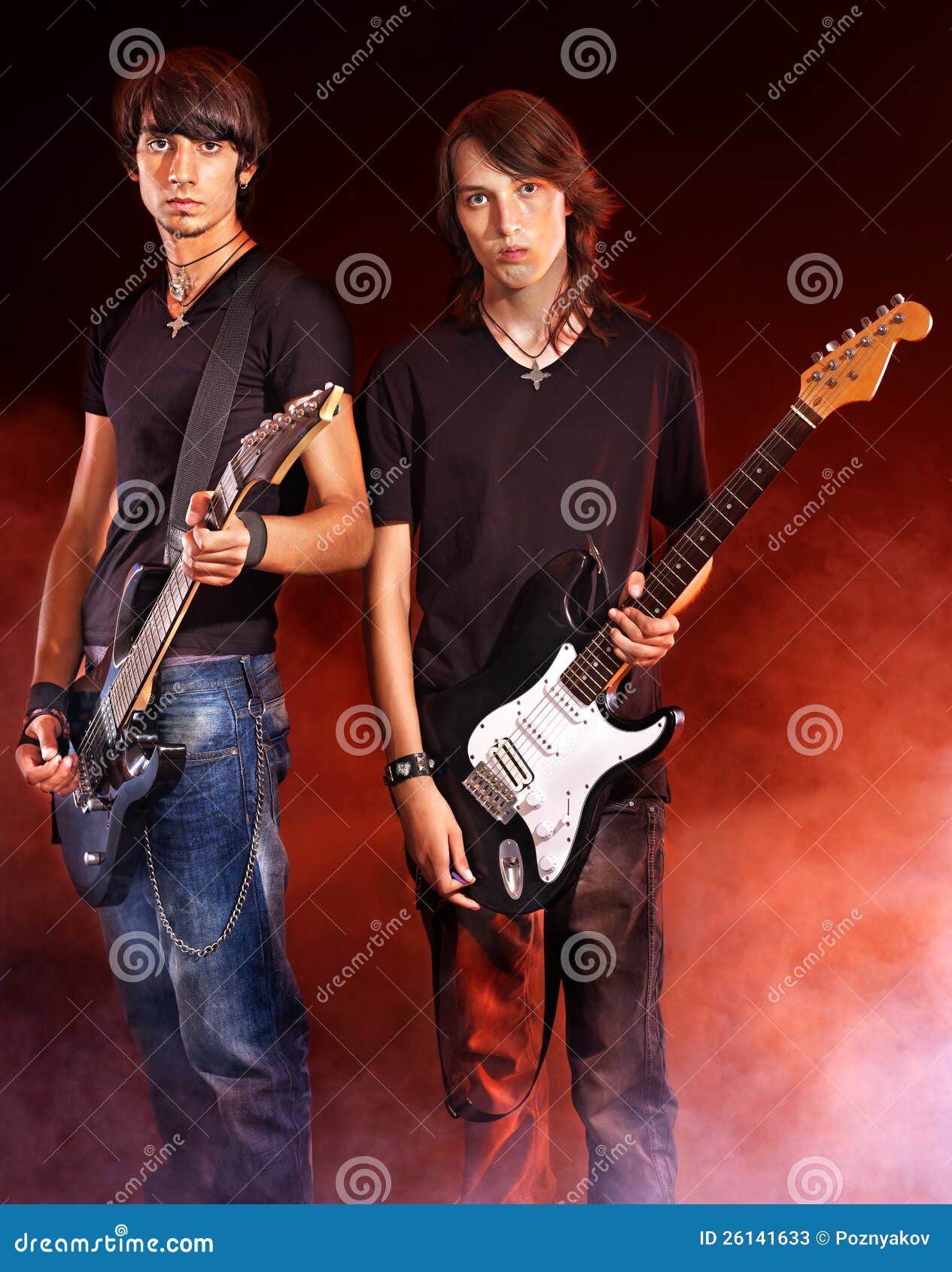 Hombre Que Toca La Guitarra. Imagen de archivo Imagen de vivo