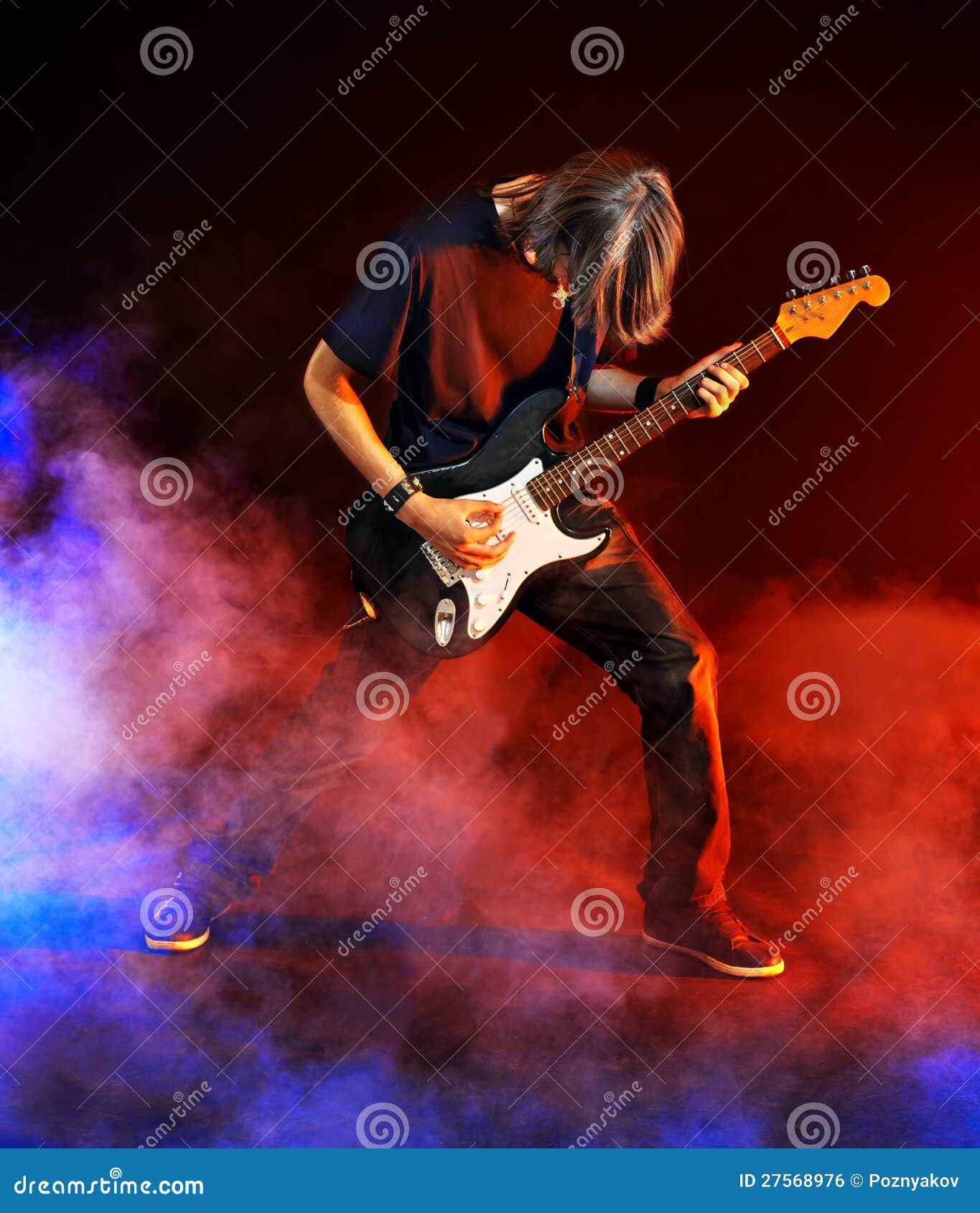 Hombre Que Toca La Guitarra. Foto de archivo Imagen de concierto