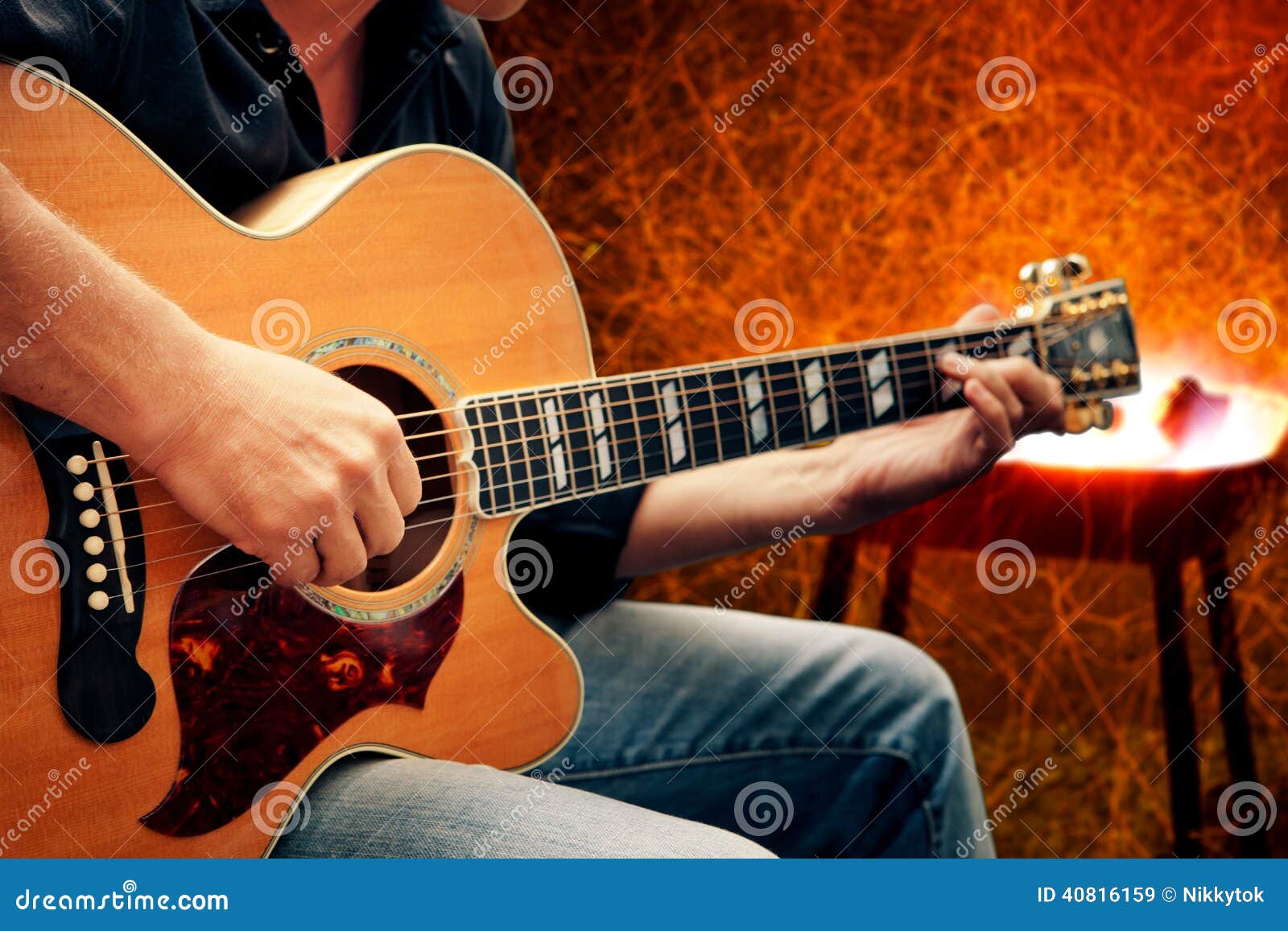 Hombre Que Toca La Guitarra Imagen de archivo Imagen de roca, hoguera
