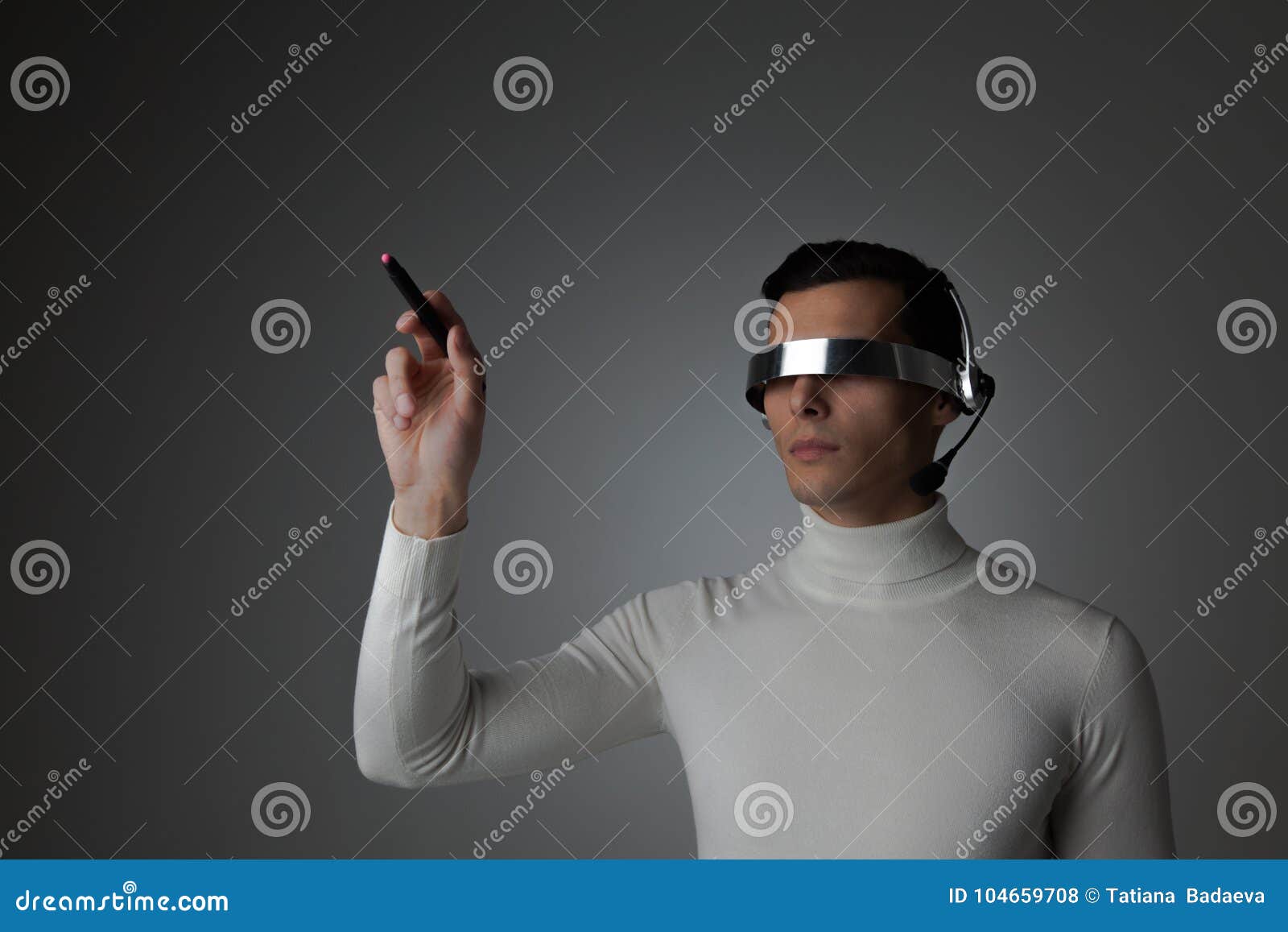 Hombre Que Usa Gafas Futuristas De VR Foto de archivo - Imagen de tacto,  concepto: 104659708