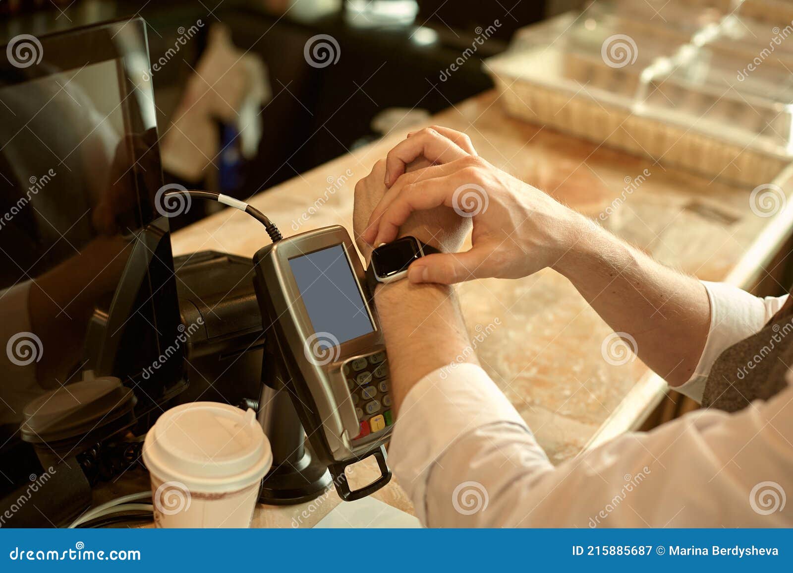 Hombre Que Usa Reloj Inteligente Para Pagar En Restaurante. Servicio De Pago  Conveniente Sin Contacto Nfc Imagen de archivo - Imagen de persona,  departamento: 215885687