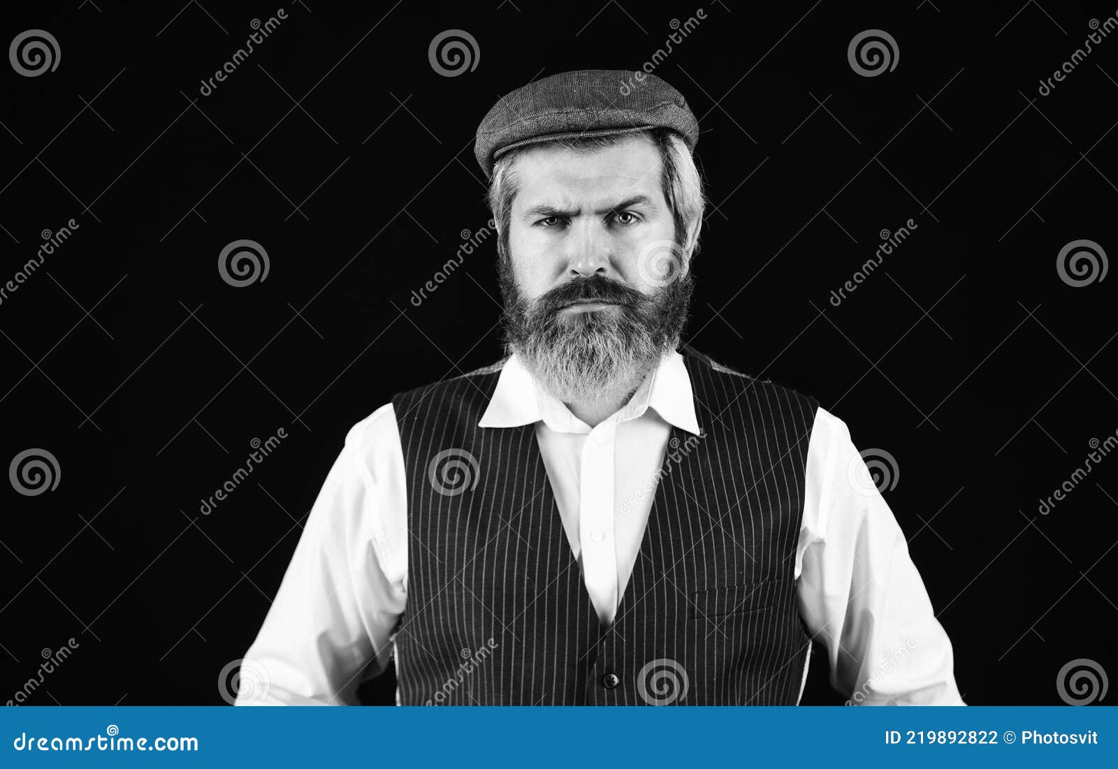 Hombre Retro En Gorra De Pico. Retrato De Hombre Maduro En Victorian  Gangster Outfit. Hombre Barbudo Hipster Aislado En Negro Foto de archivo -  Imagen de belleza, modelo: 219892822