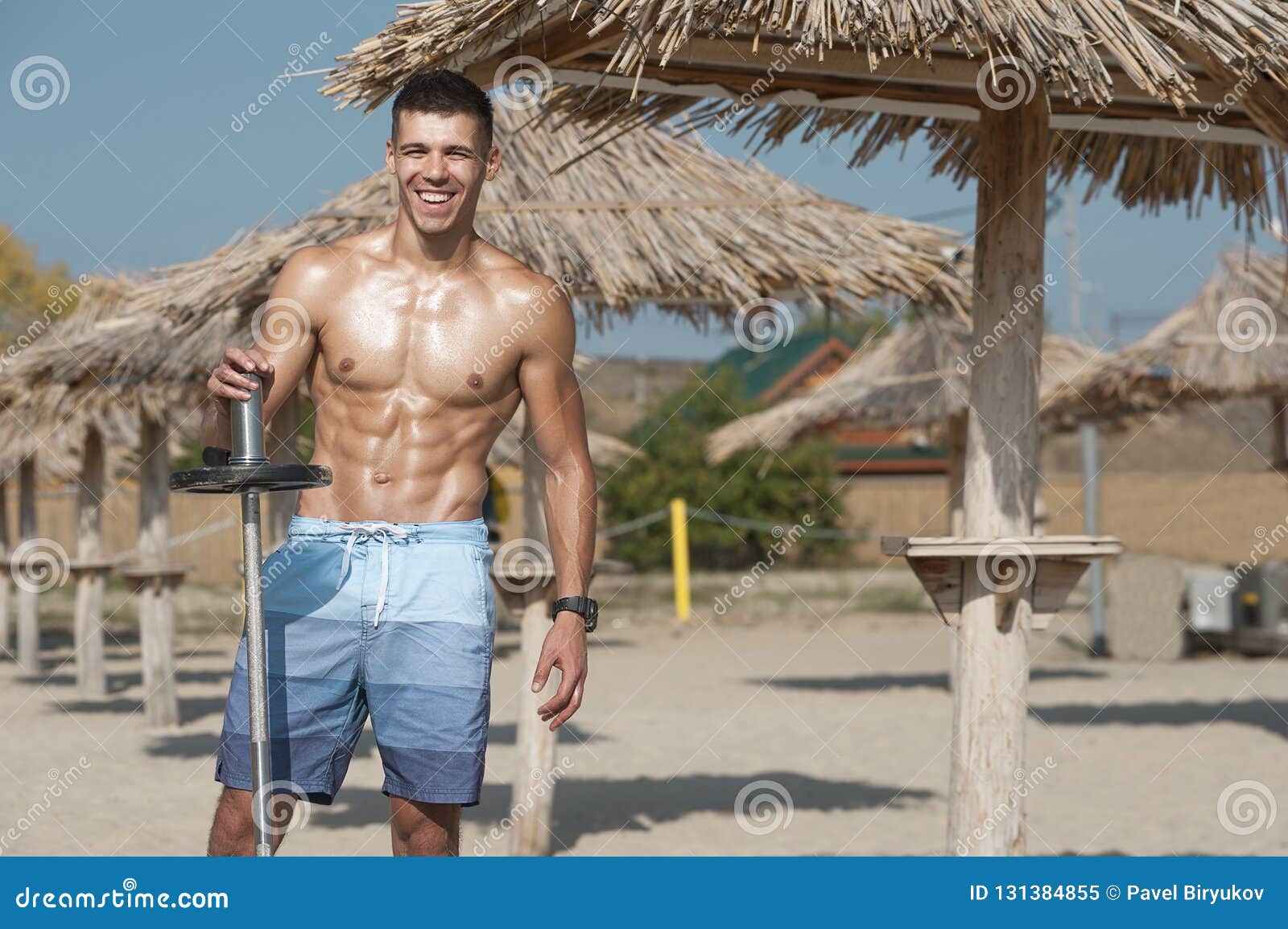 Hombre Semidesnudo Sonriente En La Playa Imagen de archivo Imagen de