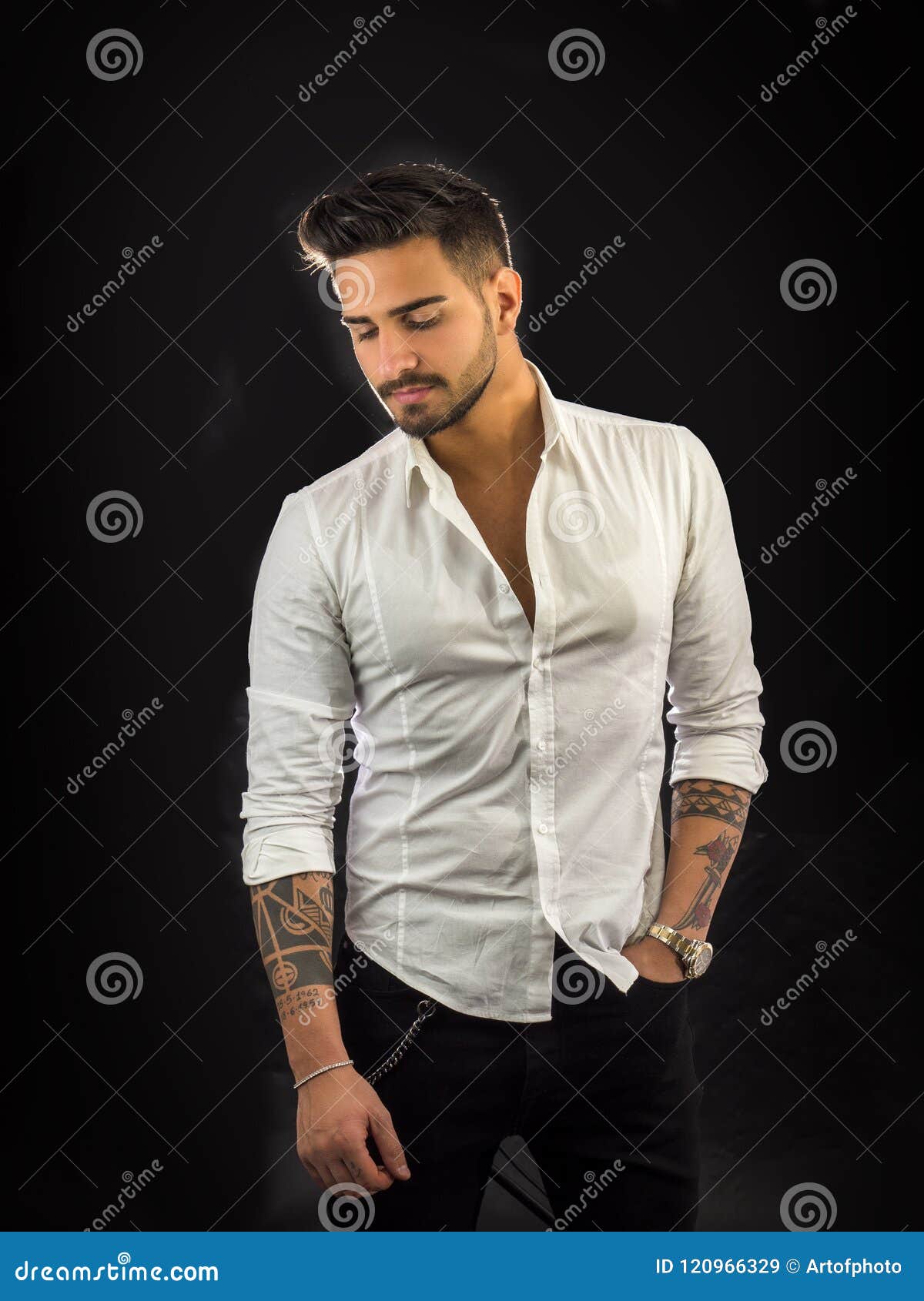 Sangriento micro Inconsciente Hombre Serio Joven En La Camisa Blanca En Negro Imagen de archivo - Imagen  de brazos, tatuado: 120966329