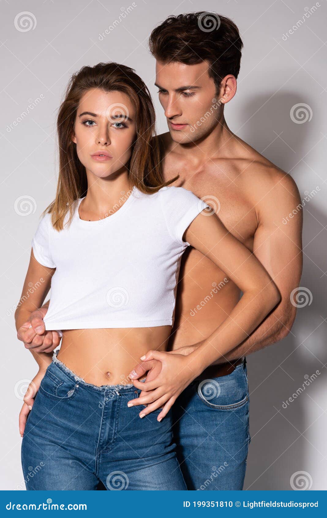 Hombre Sin Camisa Mirando a Una Chica Atractiva Sobre Blanco Foto de archivo - Imagen de soporte: 199351810