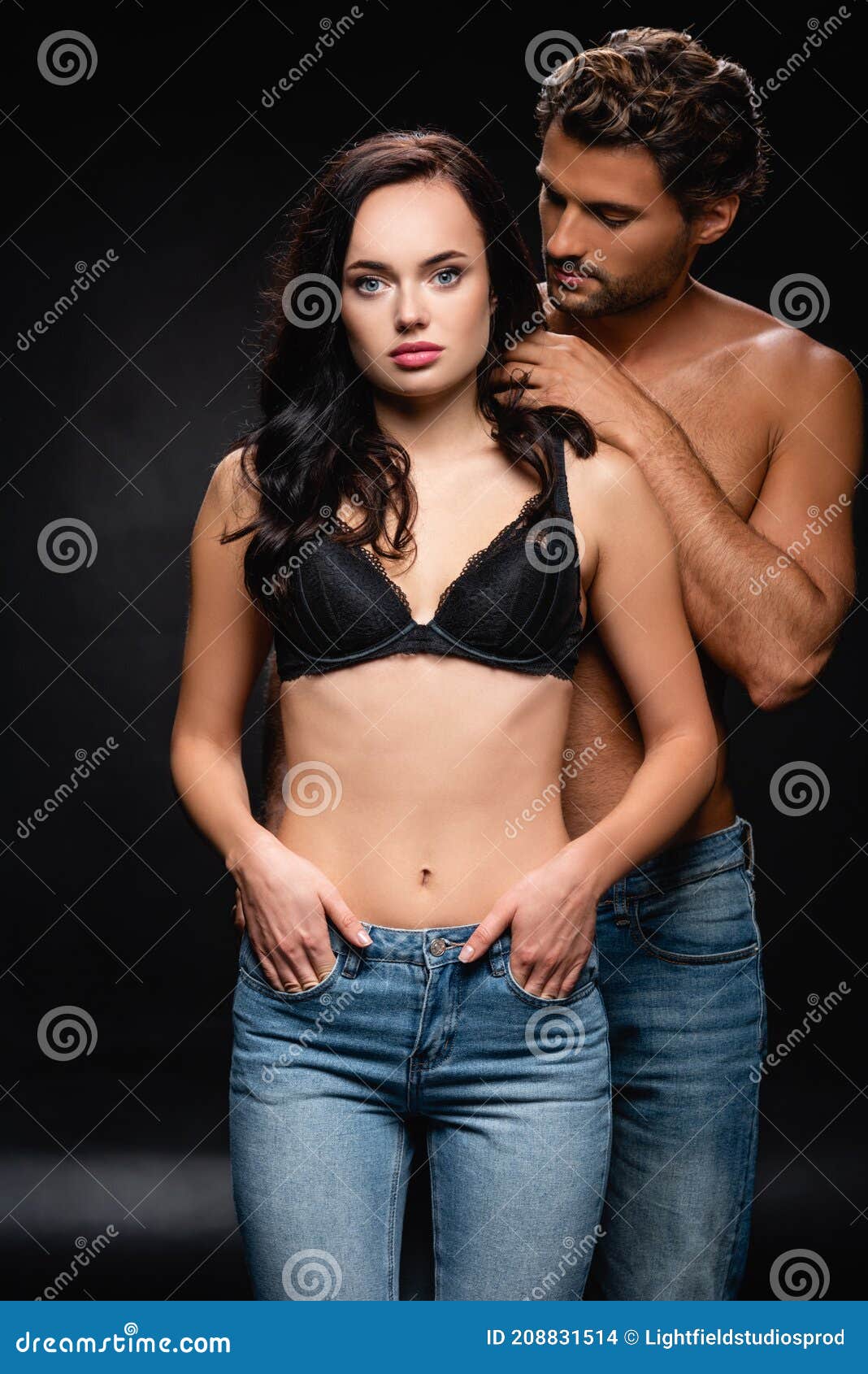 Hombre Sin Camisa Sexy Tocando El Pelo De Foto de archivo - Imagen amor, lazo: 208831514