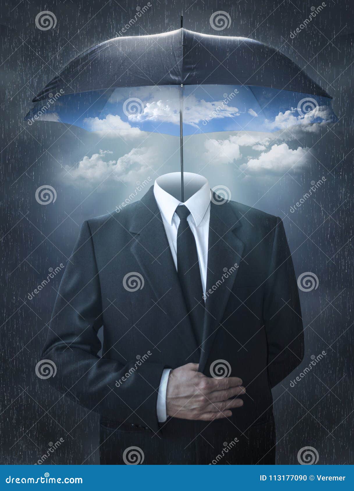Hombre Sin Una Cabeza Debajo De Un Paraguas Mágico Foto de archivo