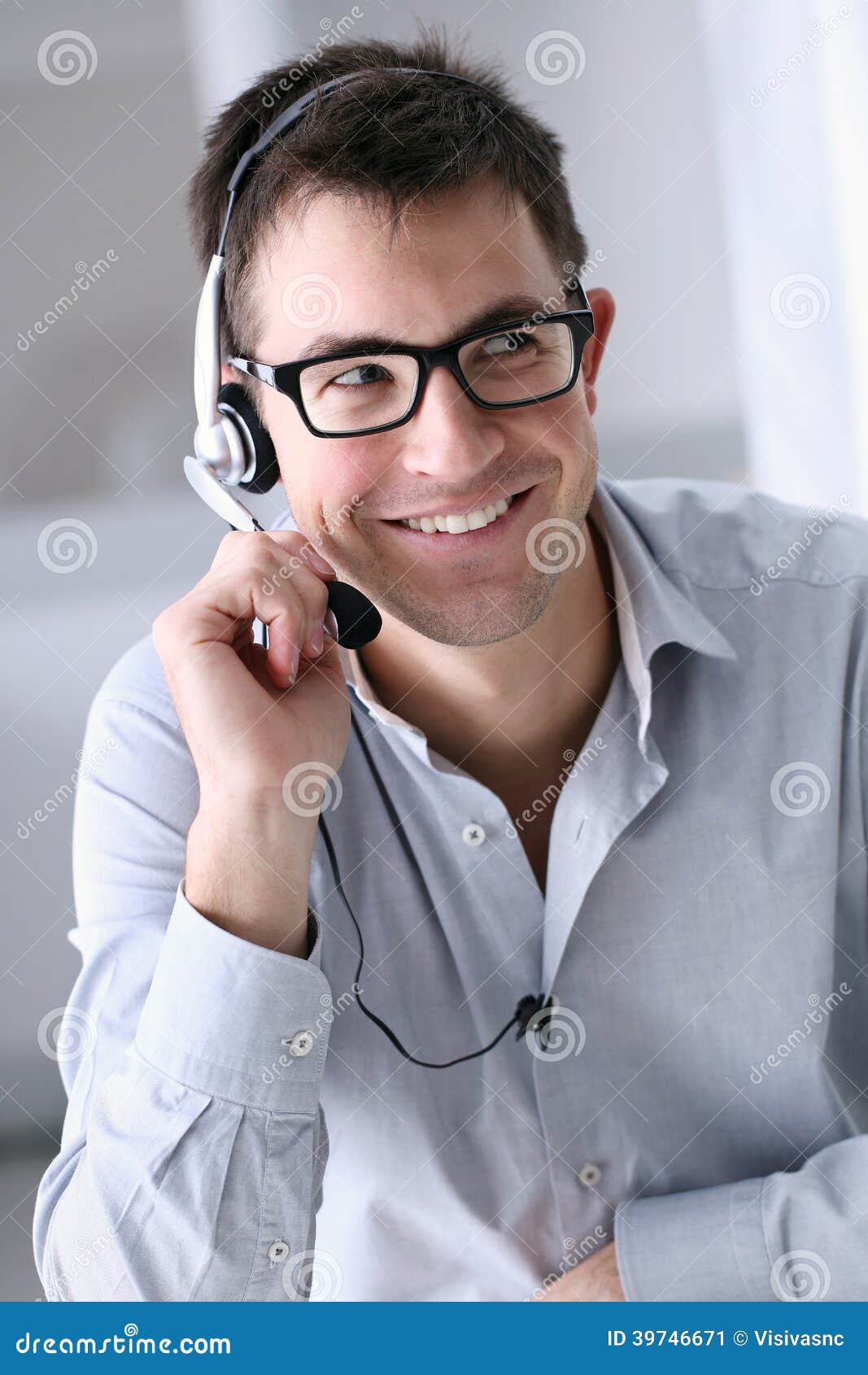 Hombre Sonriente Con Los Auriculares En La Oficina, Centro De Atención  Telefónica Imagen de archivo - Imagen de retrato, asesoramiento: 39746671
