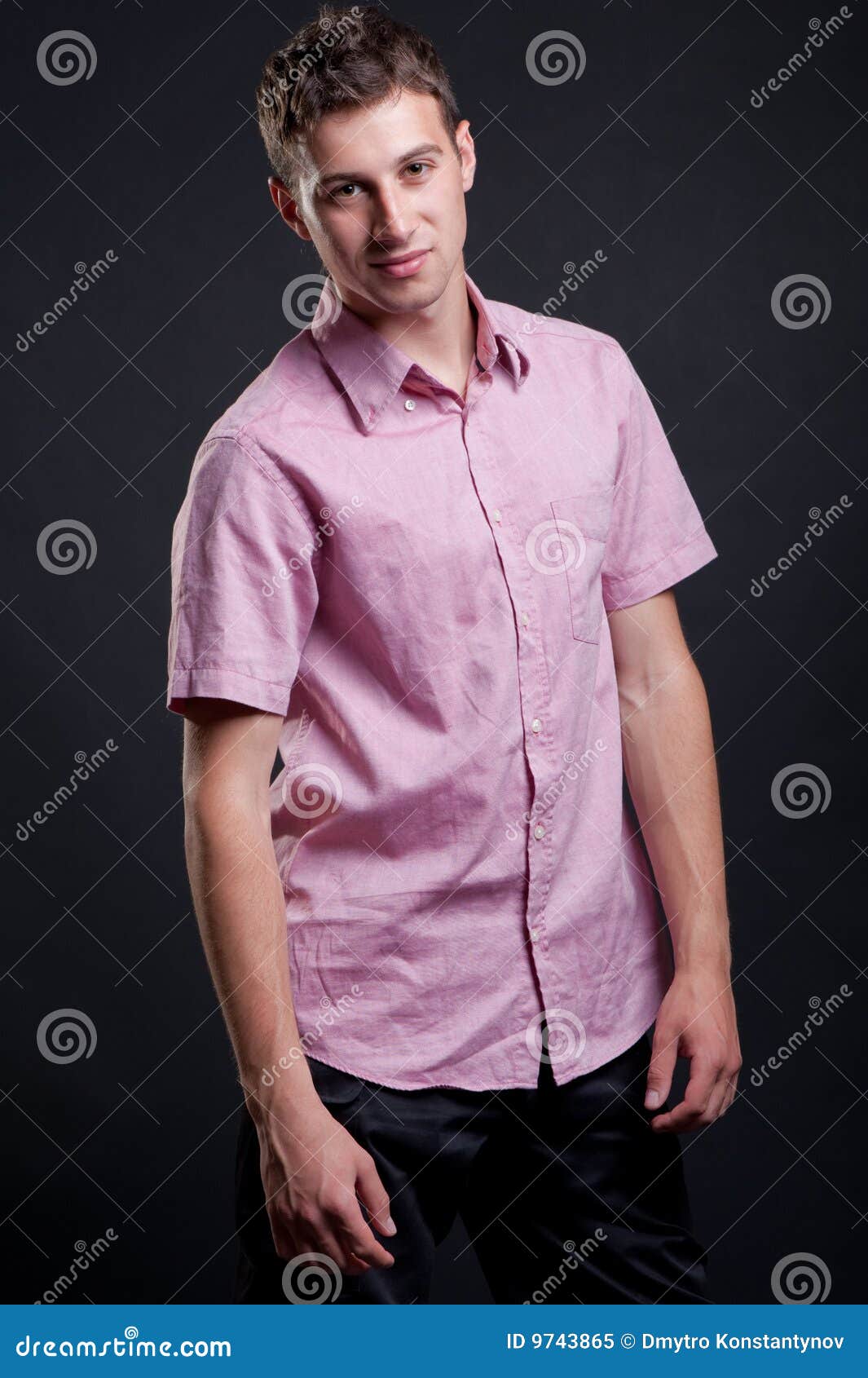 Hombre Sonriente En Camisa Rosada Imagen de archivo - Imagen sonriente, adolescente: 9743865