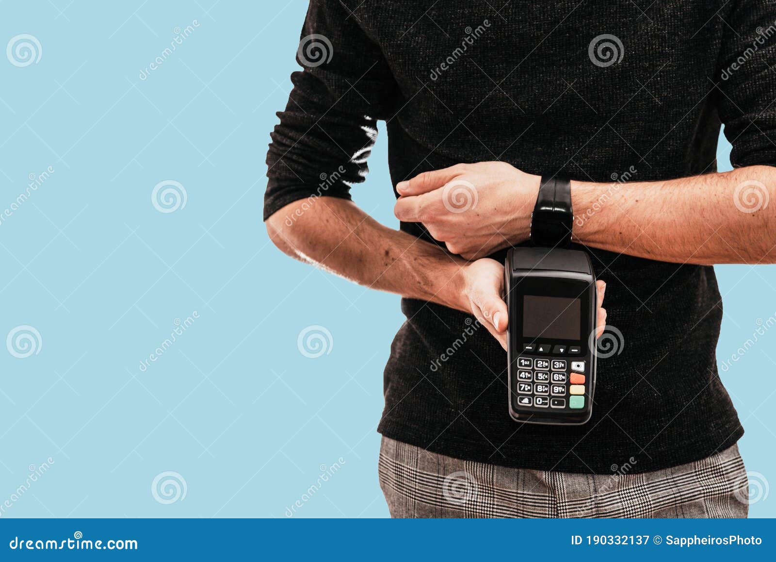 Hombre Sosteniendo Un Terminal De Post Y Usando Reloj Inteligente Para Pagar.  Concepto De Tecnología Nfc Imagen de archivo - Imagen de internet, paga:  190332137