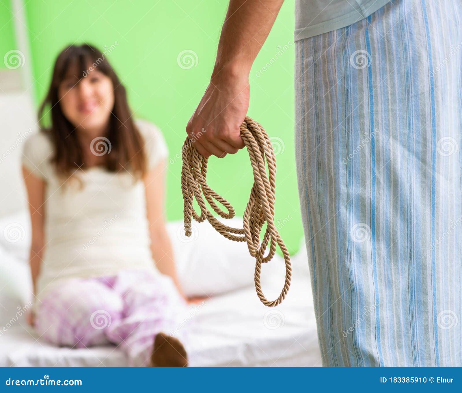 Hombre Sugiriendo a Su Esposa Que Juegue Juegos Sexuales Con Cuerda Foto de  archivo - Imagen de familia, pares: 183385910