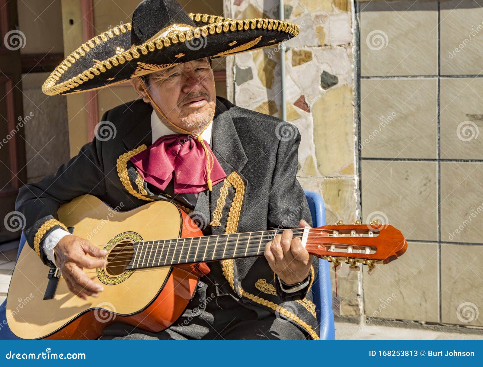 Hombre Toca La Guitarra Acústica Con Traje Tradicional De Mariachi Foto de  archivo editorial - Imagen de sonido, barba: 168253813