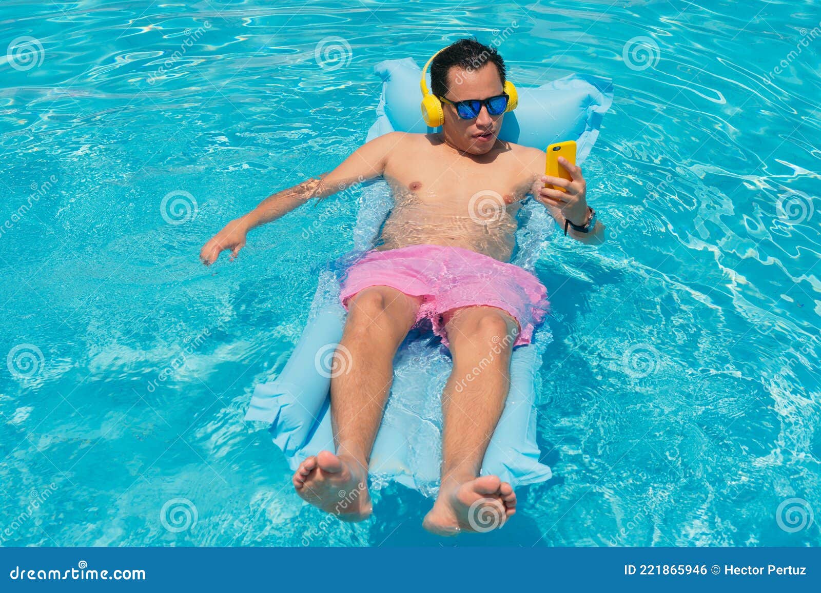 Hombre Con Gafas De Sol Sosteniendo Un Cóctel En La Piscina Al