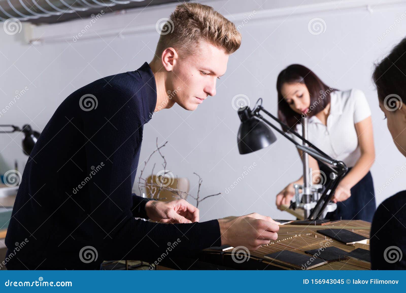 Hombre Trabajando En Un Modelo Arquitectonico Con Un Grupo De Estudiantes Imagen De Archivo Imagen De Modelo Estudiantes 156943045