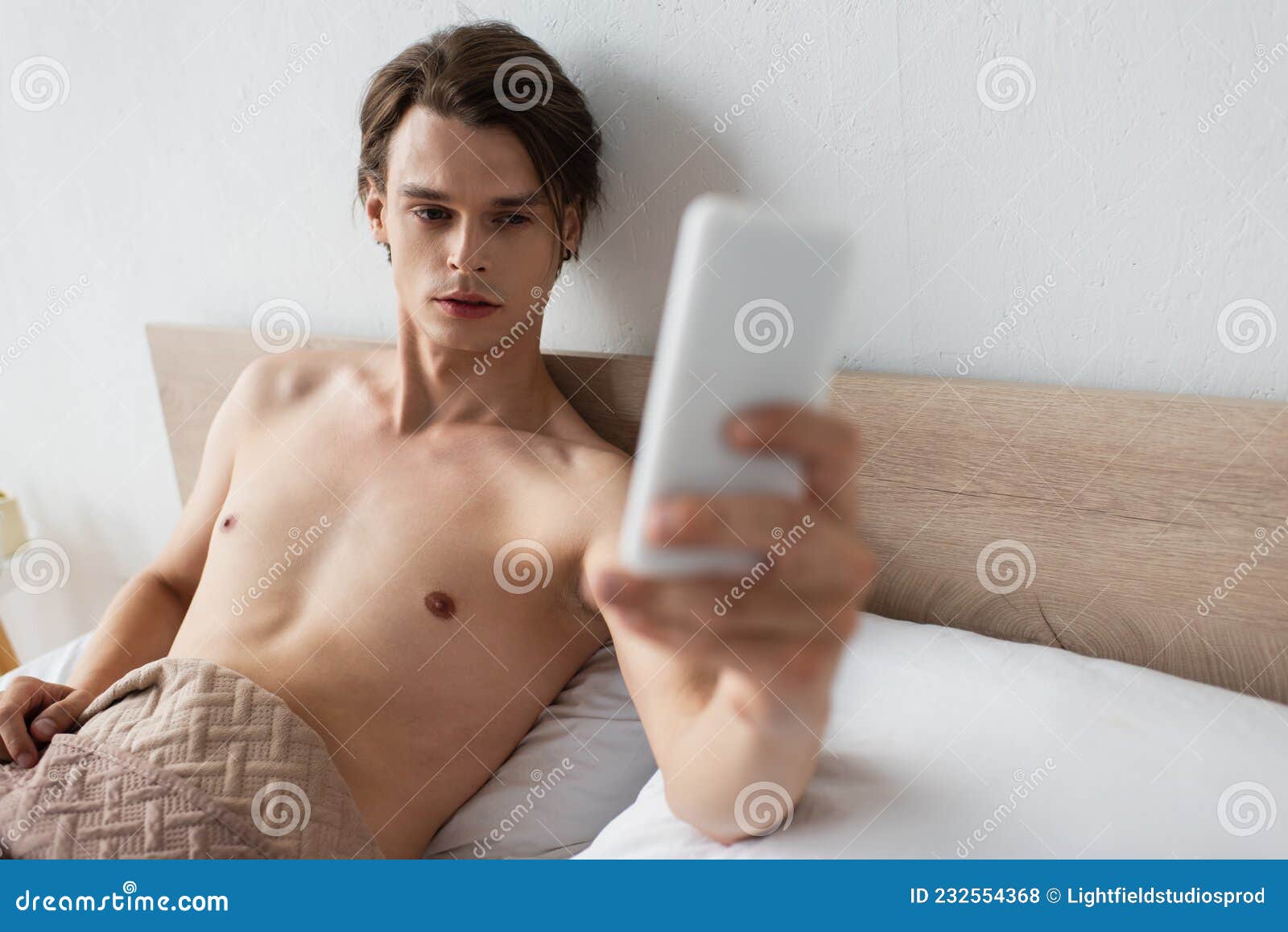 Hombre Transexual Sin Camisa Tomando Selfie Foto de archivo - Imagen de  individualidad, shirtless: 232554368