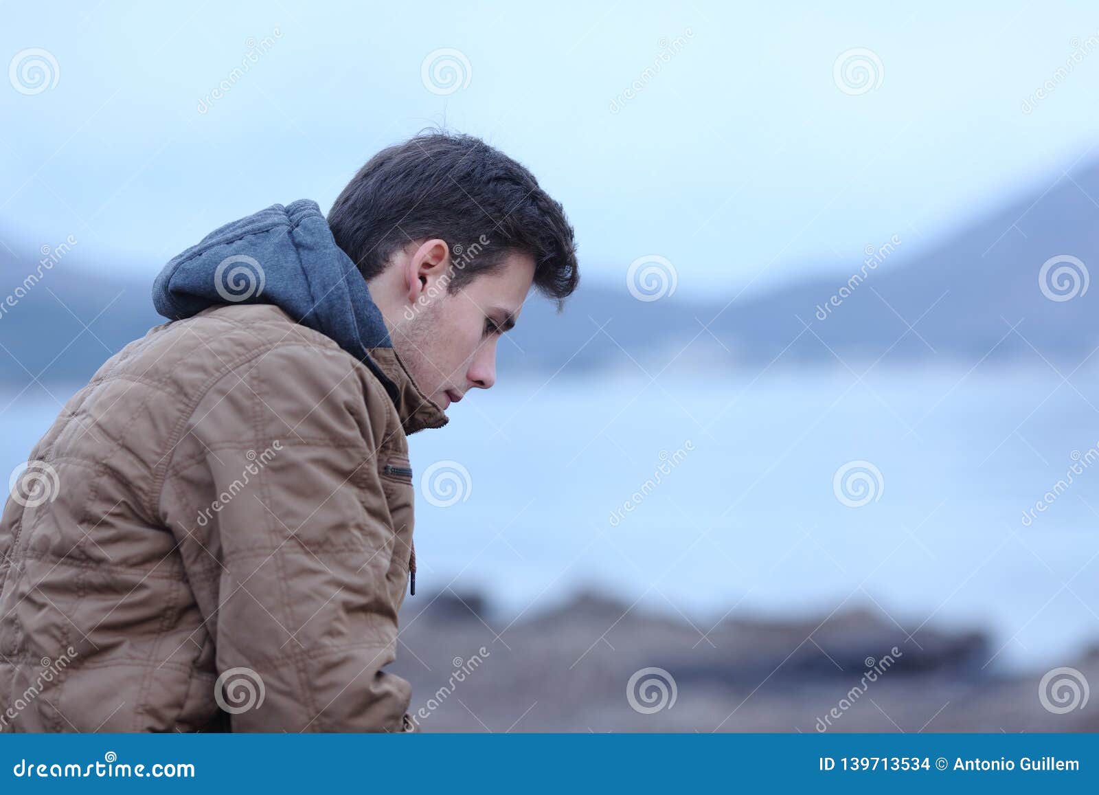 Hombre triste fotografías e imágenes de alta resolución - Alamy