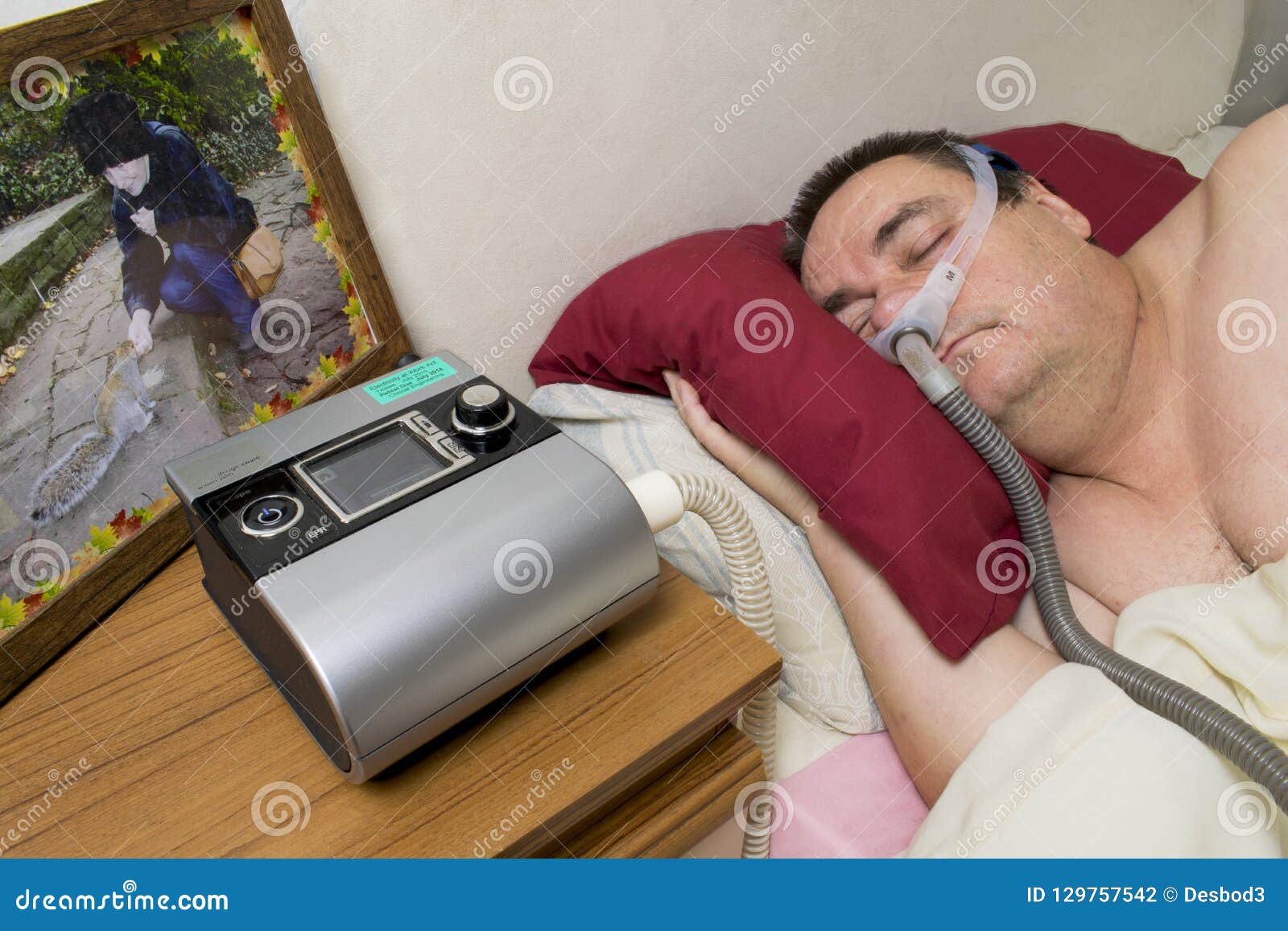 Hombre Usando La Máquina De CPAP Y Máscara El Dormir Para El Tratamiento  Del Sueño Foto de archivo - Imagen de salud, obstructor: 129757542