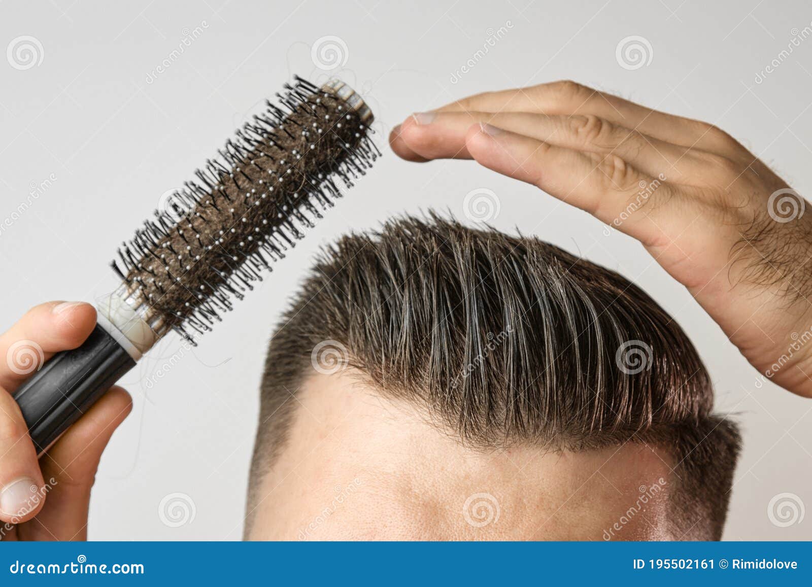 Hombre Usando Un Cepillo Redondo Para Estilizar Su Pelo. Cuidado Del Pelo  En Casa Después De La Barbería. Peinado De Pelo Castaño Imagen de archivo -  Imagen de persona, estilo: 195502161