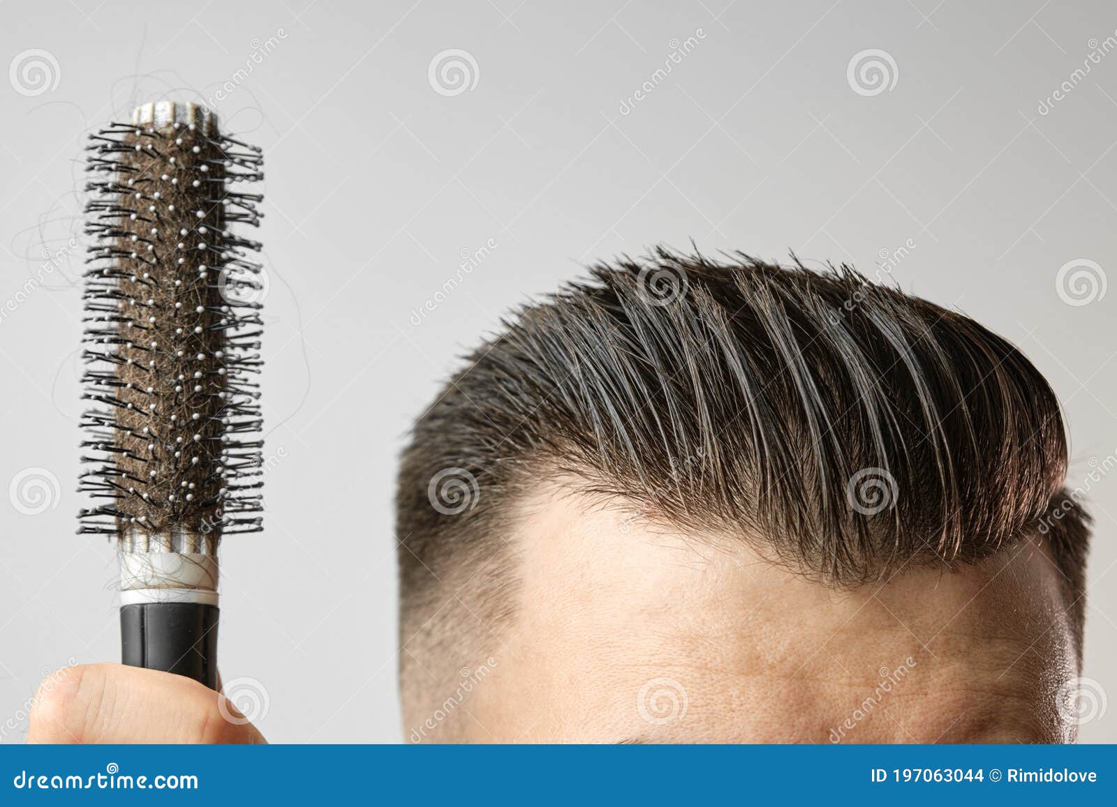 Hombre Usando Un Cepillo Redondo Para Peinarse Cuidado Del Pelo En Casa  Después De Una Barbería Tejido De Pelo Marrón Corto En El Foto de archivo -  Imagen de haircut, disfrute: 197063044
