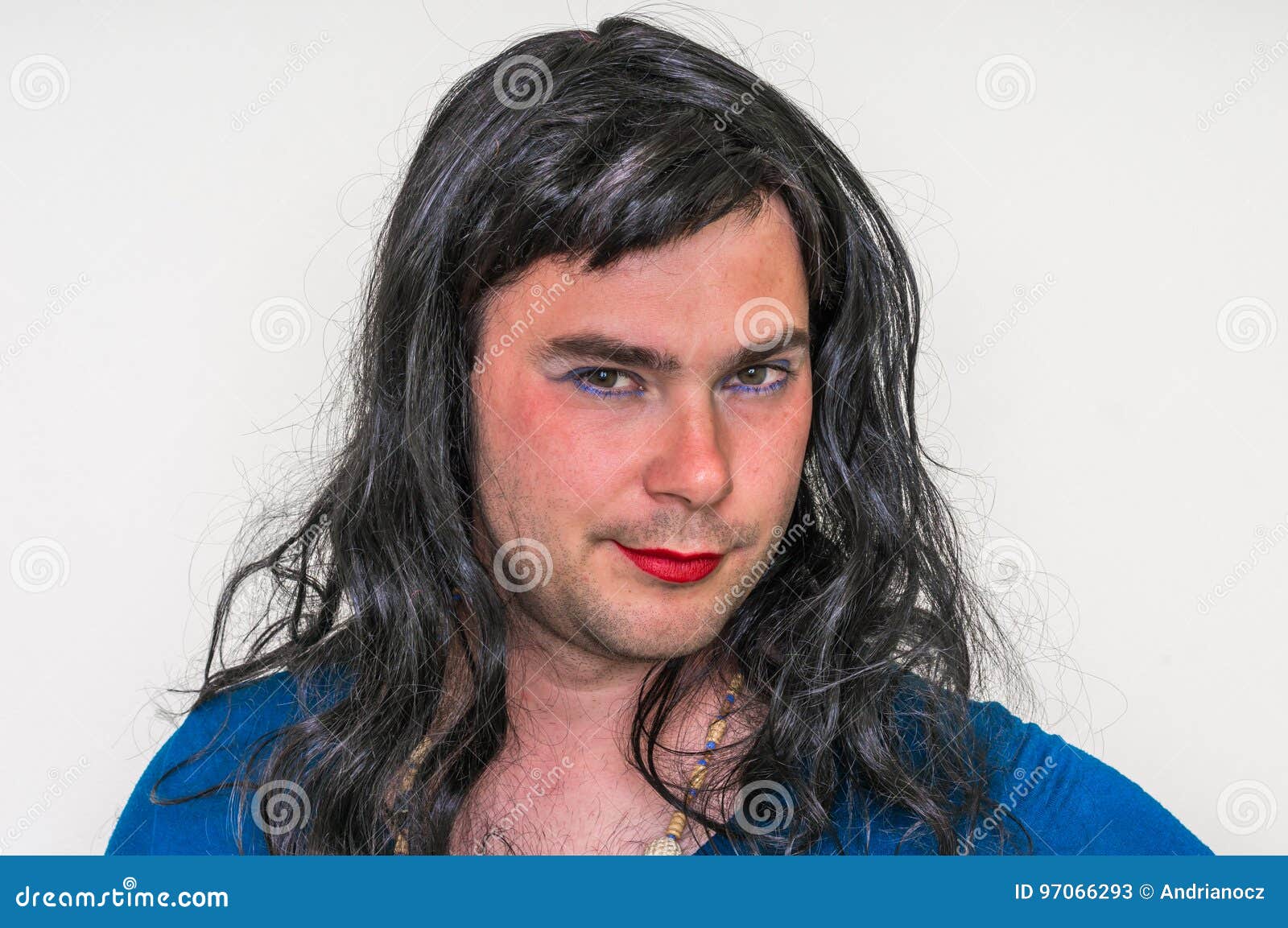 Hombre Vestido Como Mujer Aislada En Blanco Imagen de archivo - Imagen de  lipstick, negro: 97066293