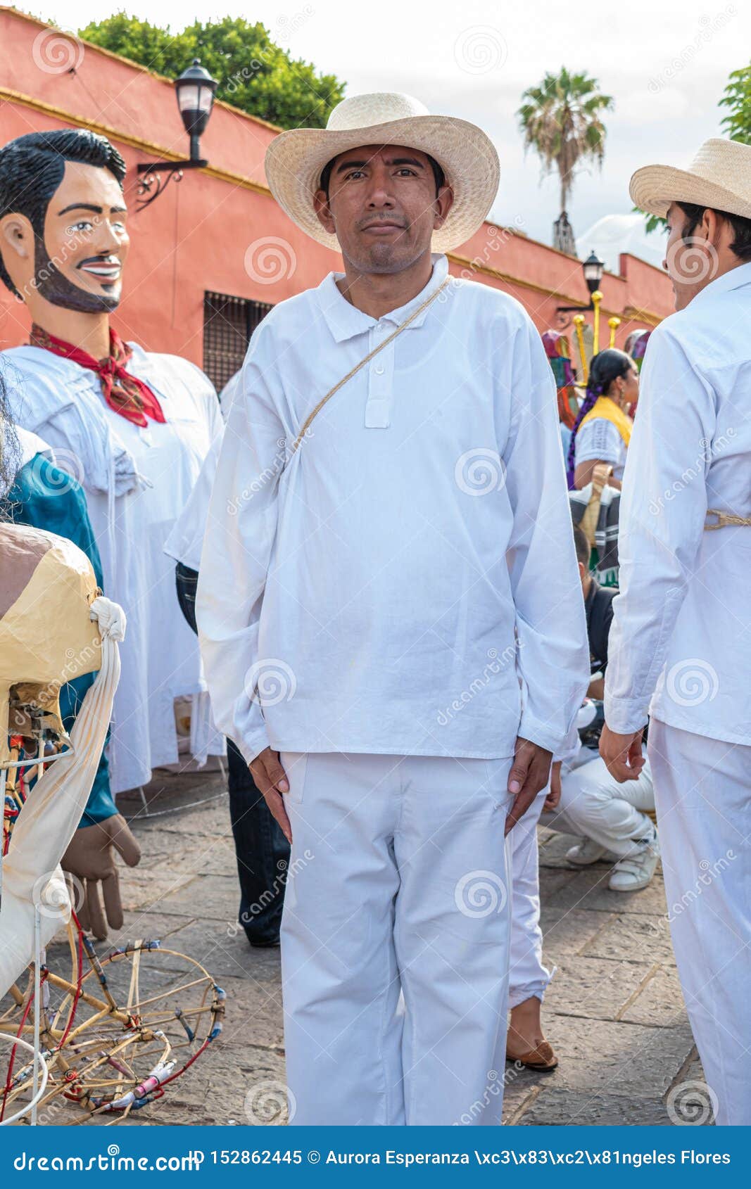 Hombre Vestido Con Ropa Tradicional Imagen editorial - Imagen de latino, cultura: 152862445 Hombre Vestido Con Ropa Tradicional Imagen editorial - Imagen de latino, cultura: 152862445