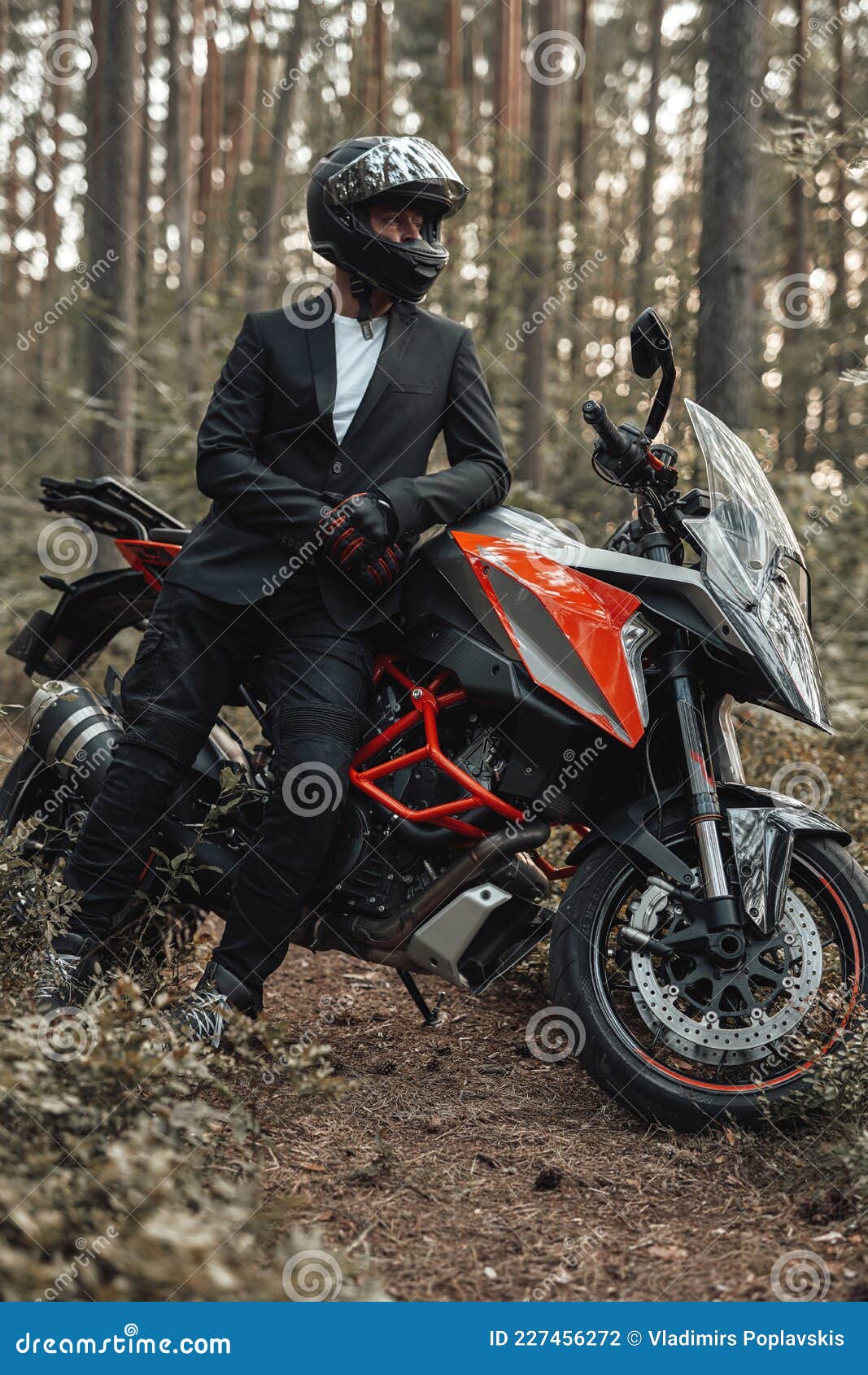 Hombre Vestido Con Gafas De Sol Deportivas Y Casco De Bicicleta Negro ·  Foto de stock gratuita