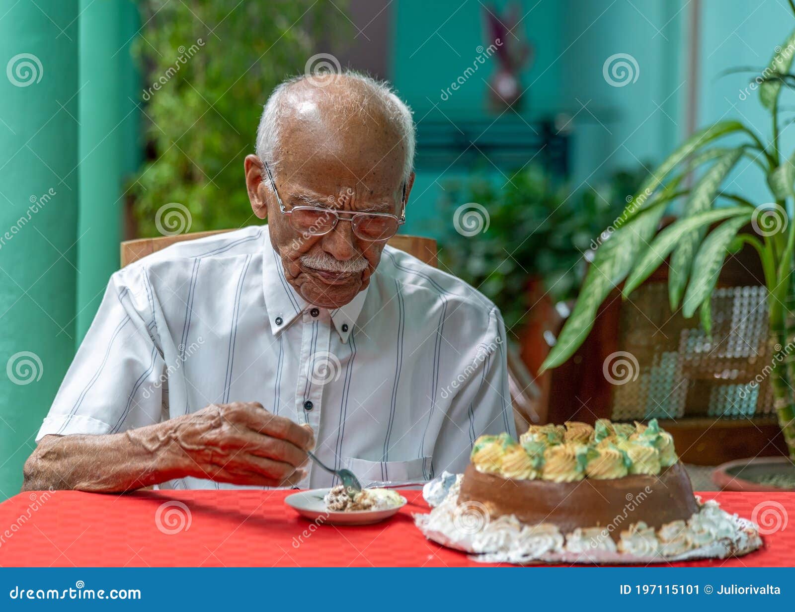 Hombre Viejo Comiendo Pastel Imagen de archivo - Imagen de viejo, casero:  197115101