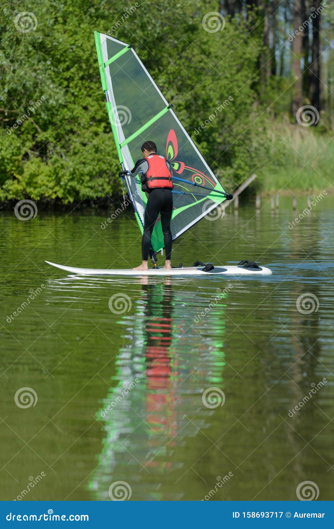 Hombre windsurf en el lago imagen de archivo. Imagen de vacaciones 158693717