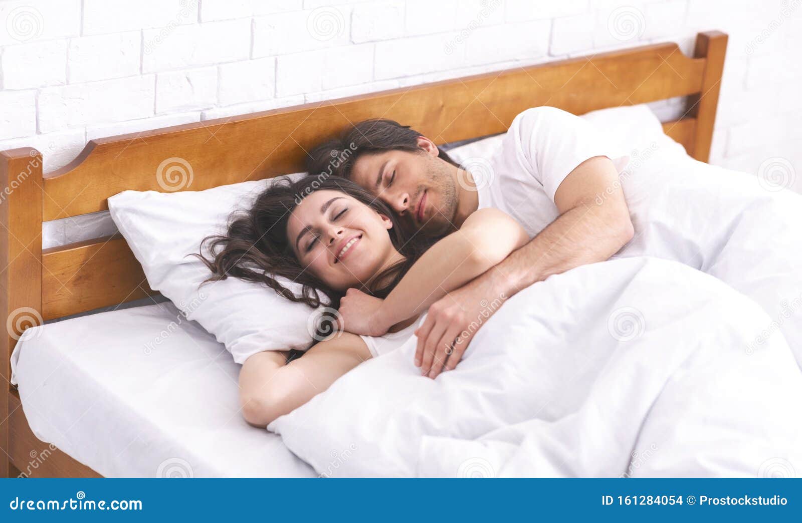 Hombre Y Mujer Amorosos Durmiendo En La Cama Abrazándose Entre Ellos Foto De Archivo Imagen