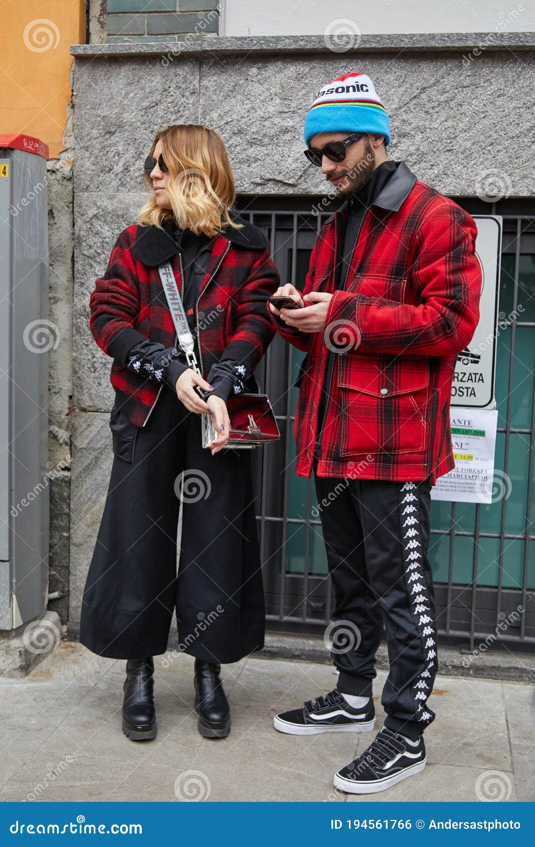 Hombre Y Mujer Con Chaquetas Cuadros Rojos Y Negros Antes De La Semana De La Moda Giorgio Armani Foto editorial - Imagen de manera, casquillo: