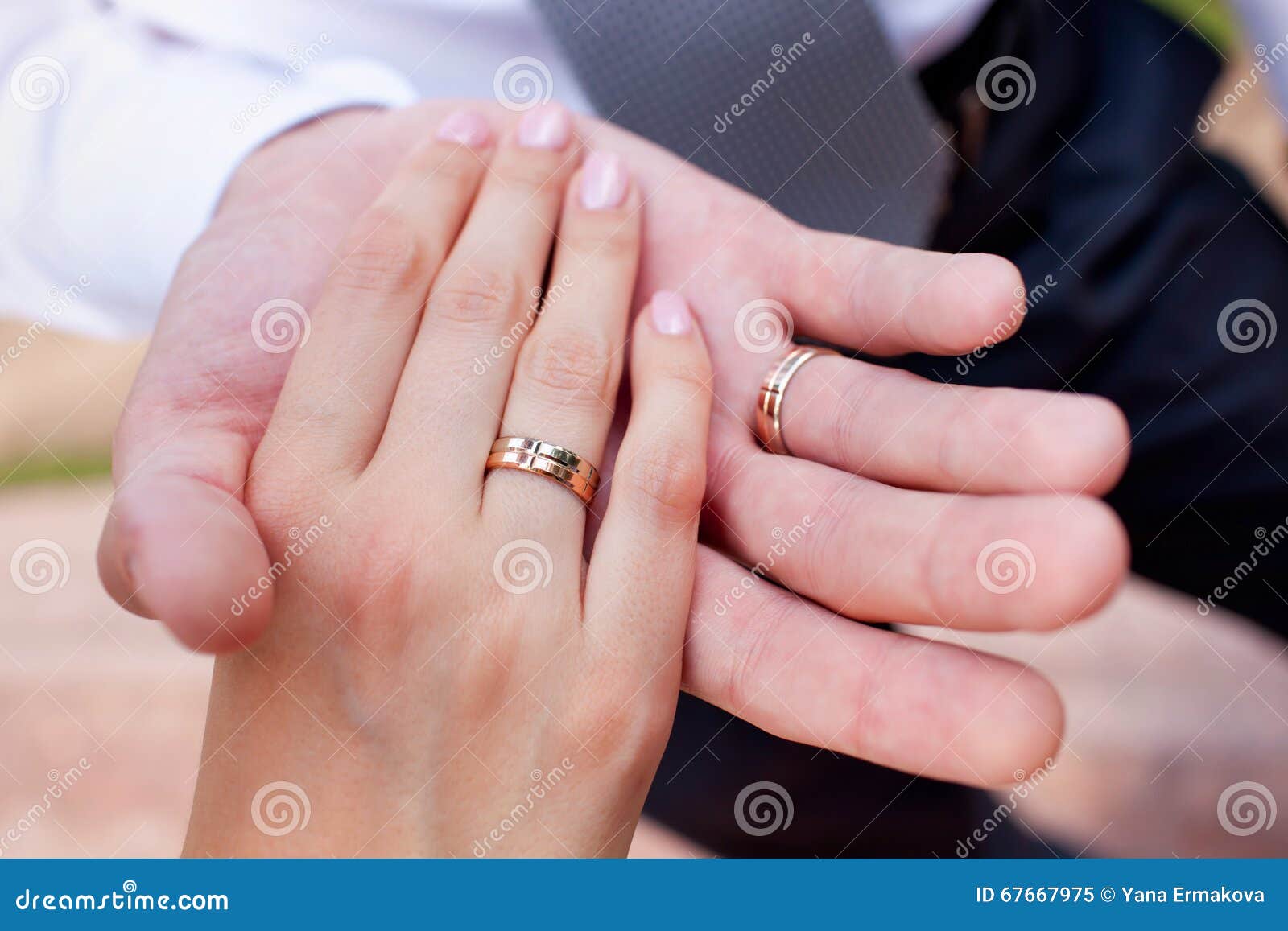 Мужа пальцем домашнее. Две руки с кольцами. Рука в руке с обручальными кольцами. Обручальные кольца на руках. Две руки с обручальными кольцами.