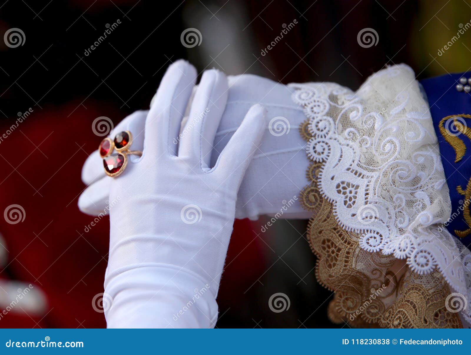 Hombre Y Mujer Con Los Guantes Blancos Y La Señora Con Un Anillo Foto de  archivo - Imagen de reina, gente: 118230838