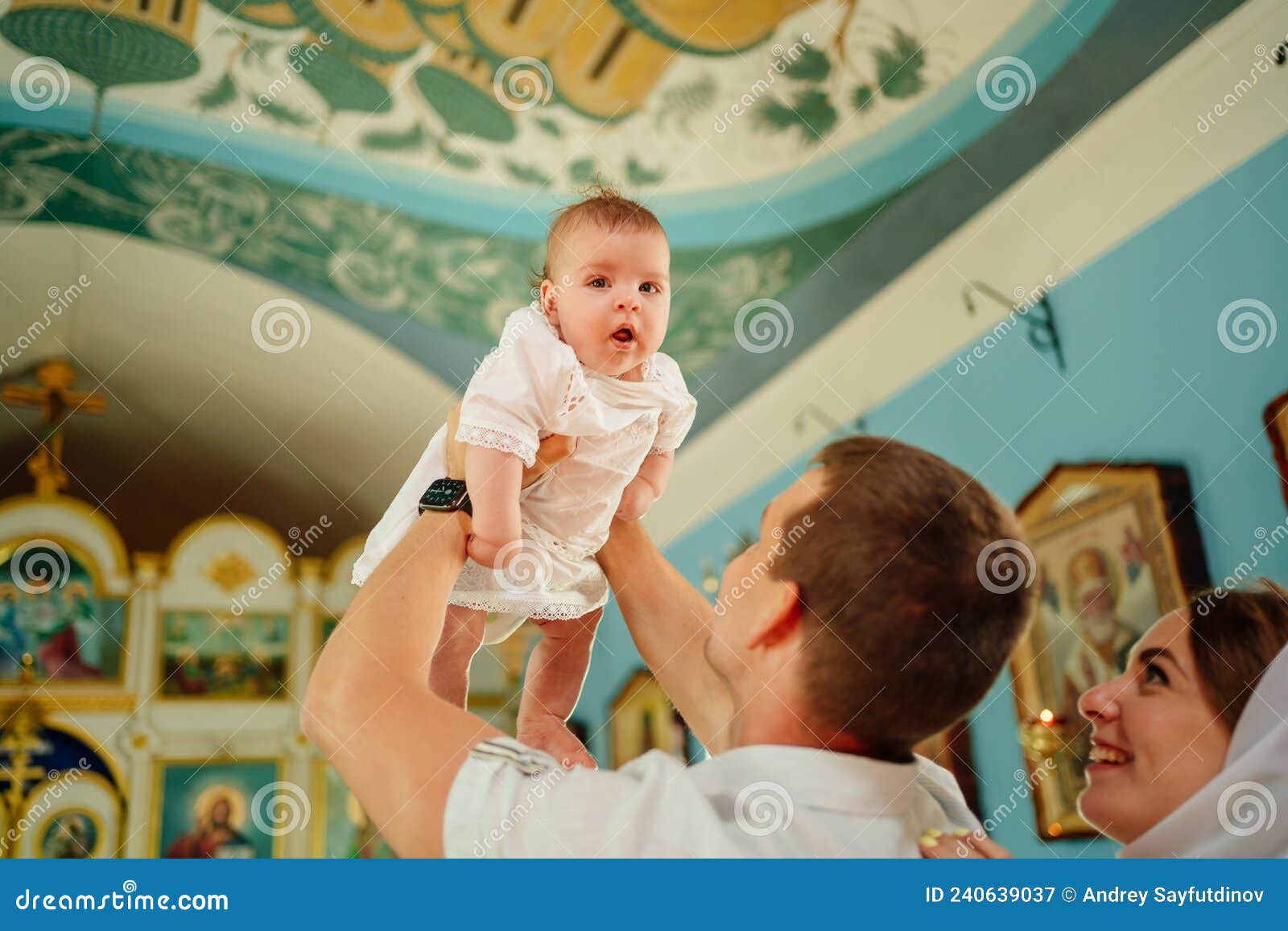 Hombre Y Mujer Con Un Bebé Con Túnicas De Color Claro Por La Ventana En La Iglesia. Imagen de archivo - Imagen de trajes, bebé: 240639037 Hombre Y Mujer Con Un Bebé Con Túnicas De Color Claro Por La Ventana En La Iglesia. Imagen de archivo - Imagen de trajes, bebé: 240639037