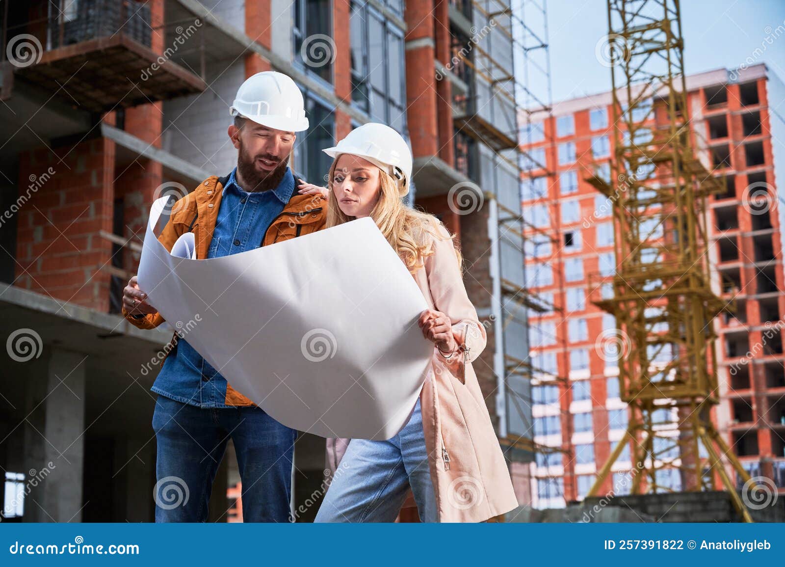 Hombre Y Mujer Estudiando El Plan De Construcción. Foto de archivo - Imagen  de papel, comodidad: 257391822
