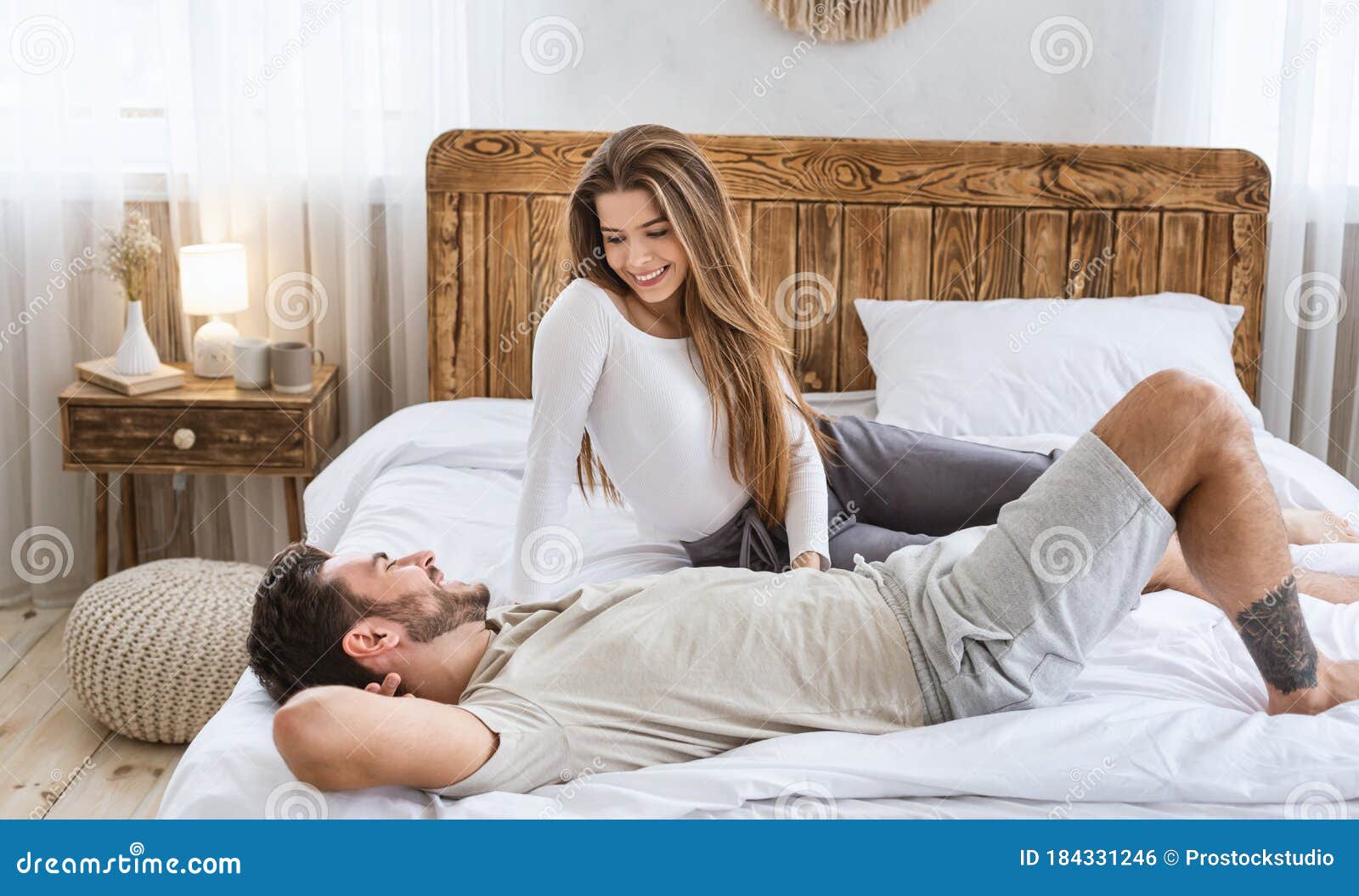 Hombre Y Mujer Hablando En La Cama En El Interior Del Dormitorio Foto de  archivo - Imagen de relaje, epidemia: 184331246