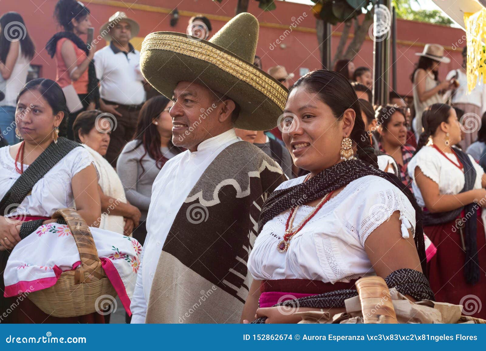 Hombre Y Mujer Joven Vestidos Con Ropa Tradicional Imagen de archivo editorial - Imagen de mujer, gente: 152862674 Hombre Y Mujer Joven Vestidos Con Ropa Tradicional Imagen de archivo editorial - Imagen de mujer, gente: 152862674