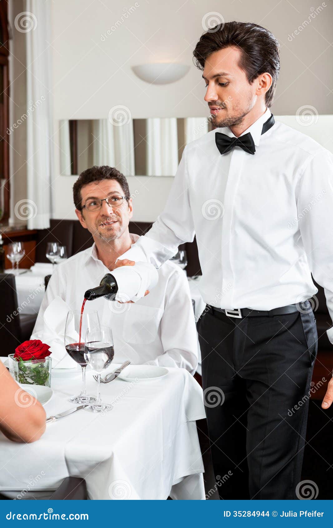 Hombre Y Mujer Para La Cena En Restaurante Foto de archivo - Imagen de vida, sonriente: 35284944 Hombre Y Mujer Para La Cena En Restaurante Foto de archivo - Imagen de vida, sonriente: 35284944