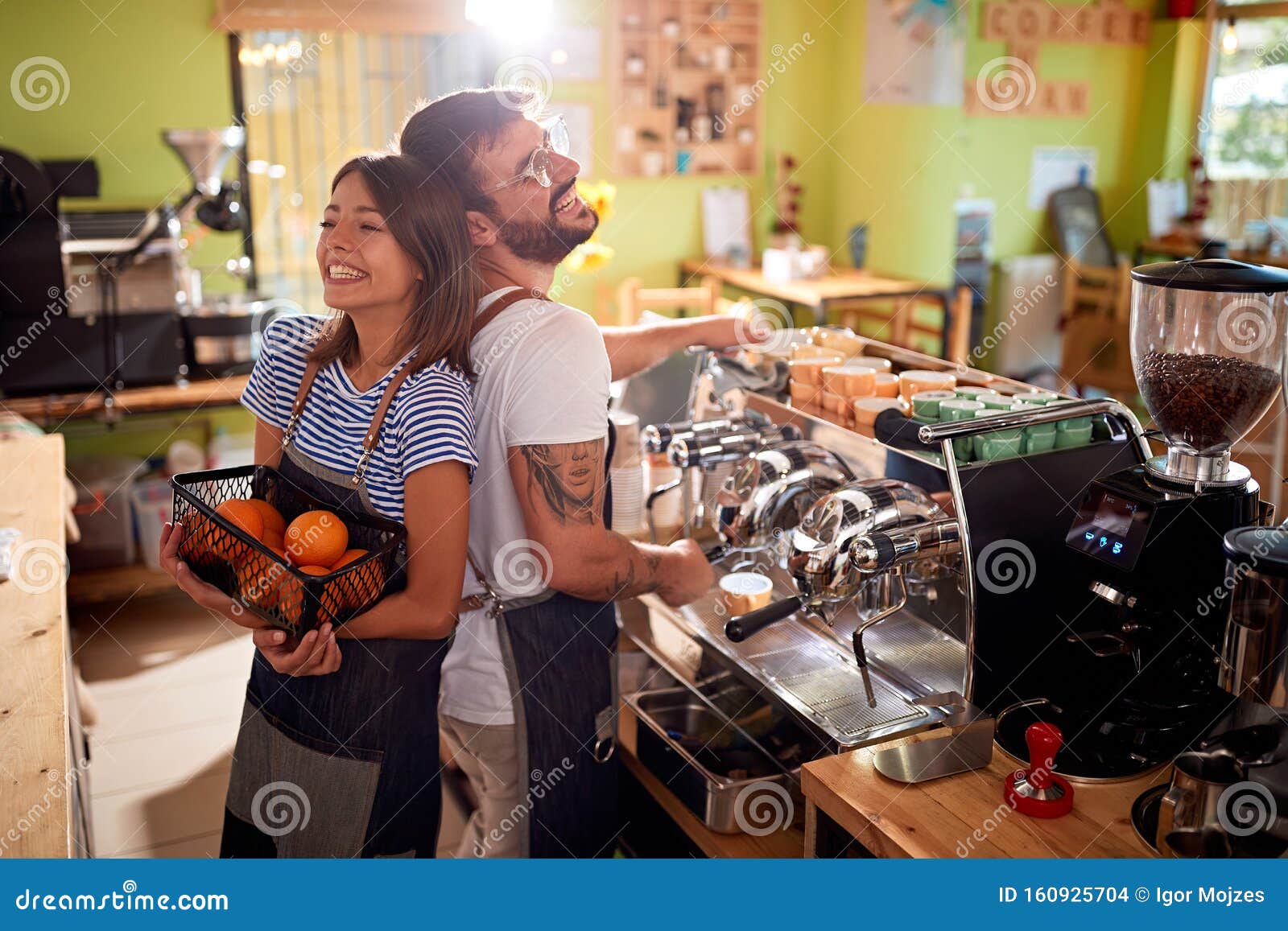 Hombre Y Mujer Trabajando En Una Cafetería Pequeñas Empresas, Personas Y  Concepto De Servicio Foto de archivo - Imagen de workplace, abierto:  160925704