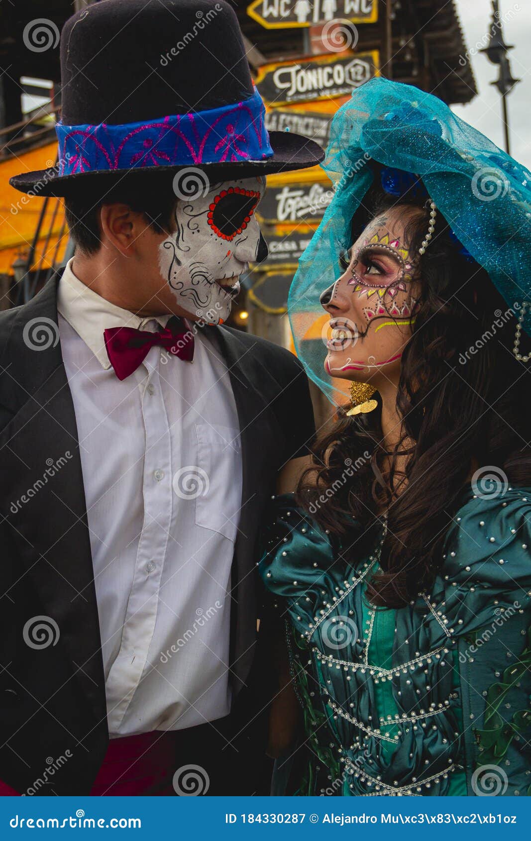 Hombre Y Mujer Vestidos Para El Día De La Estación Muerta En México Fotografía editorial - Imagen de modelo, pelo: 184330287 Hombre Y Mujer Vestidos Para El Día De La Estación Muerta En México Fotografía editorial - Imagen de modelo, pelo: 184330287