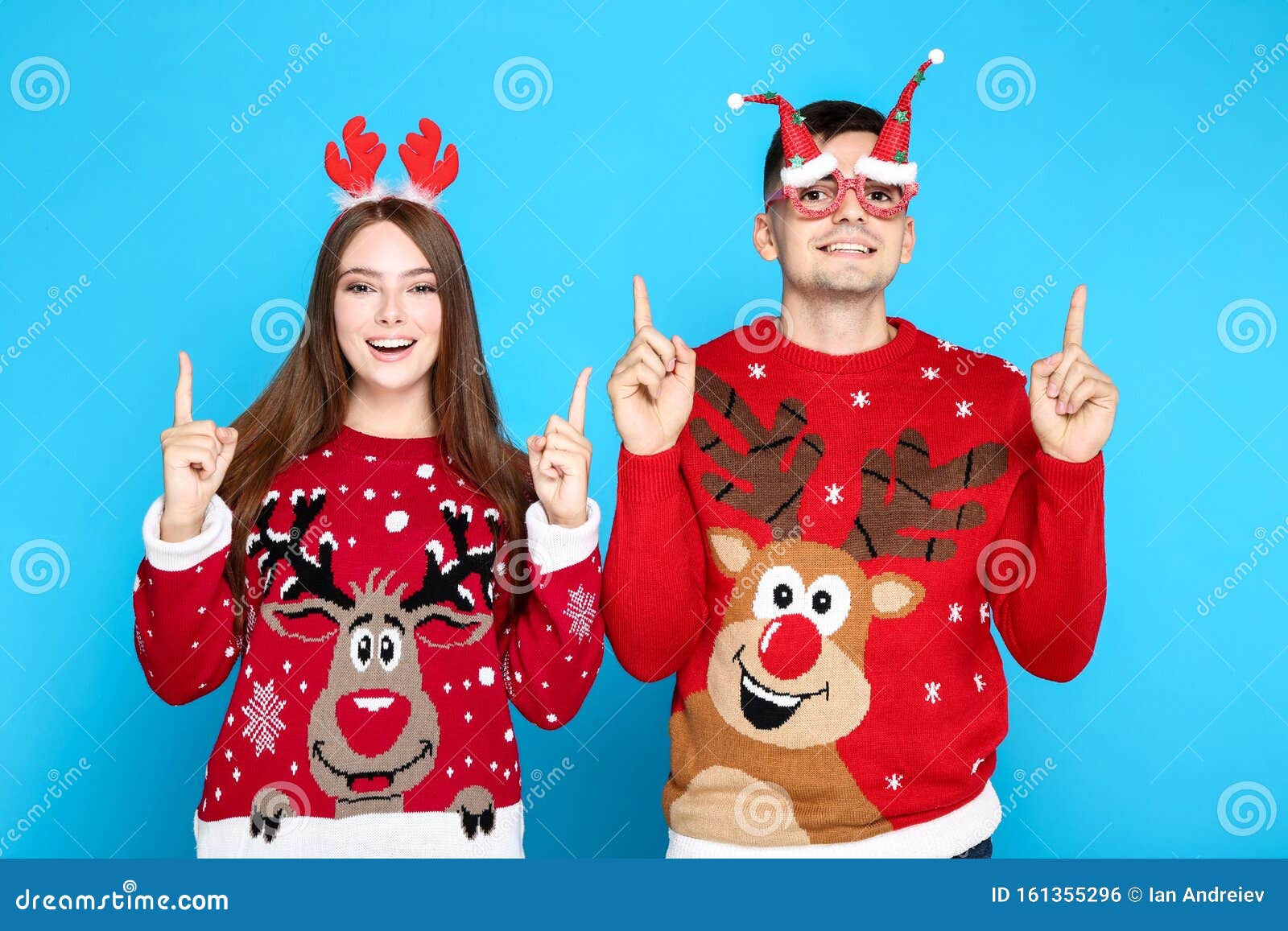 Oposición Viaje esquina Hombre Y Mujer Vistiendo Sudaderas De Navidad Foto de archivo - Imagen de  feliz, anteojos: 161355296